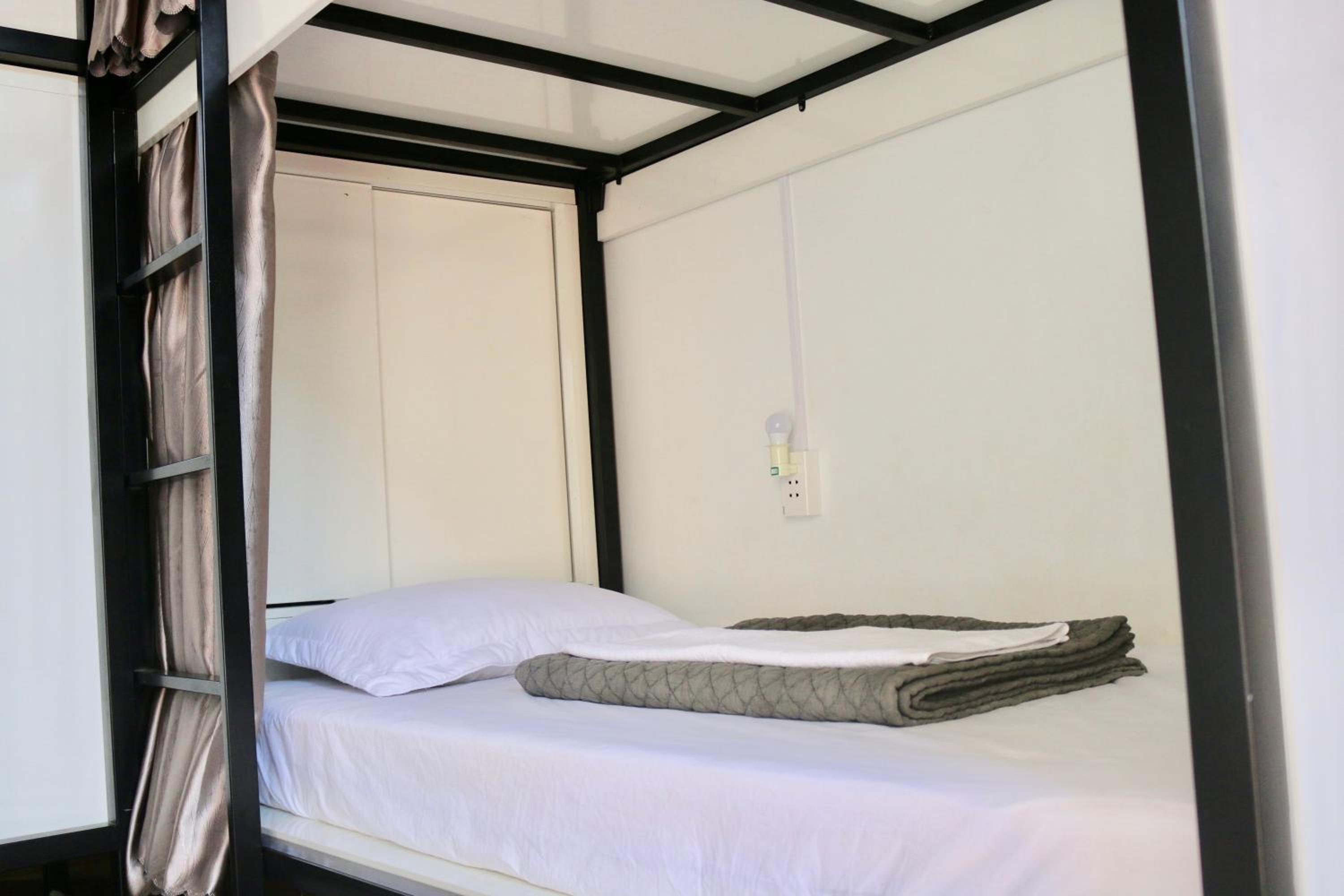 6-Bed Mixed Dormitory Room photo 1