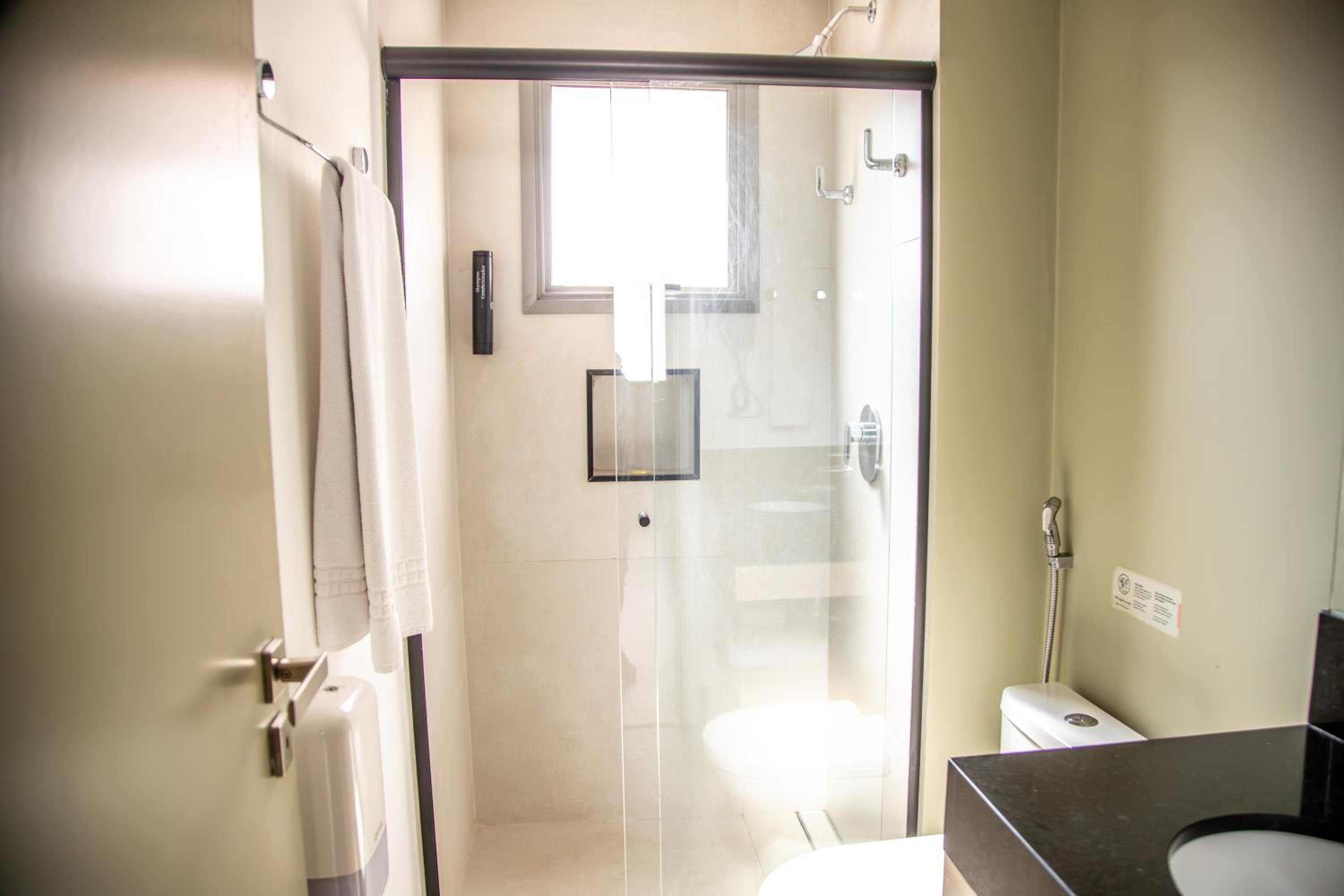 Deluxe Queen Suite - Photo 7
