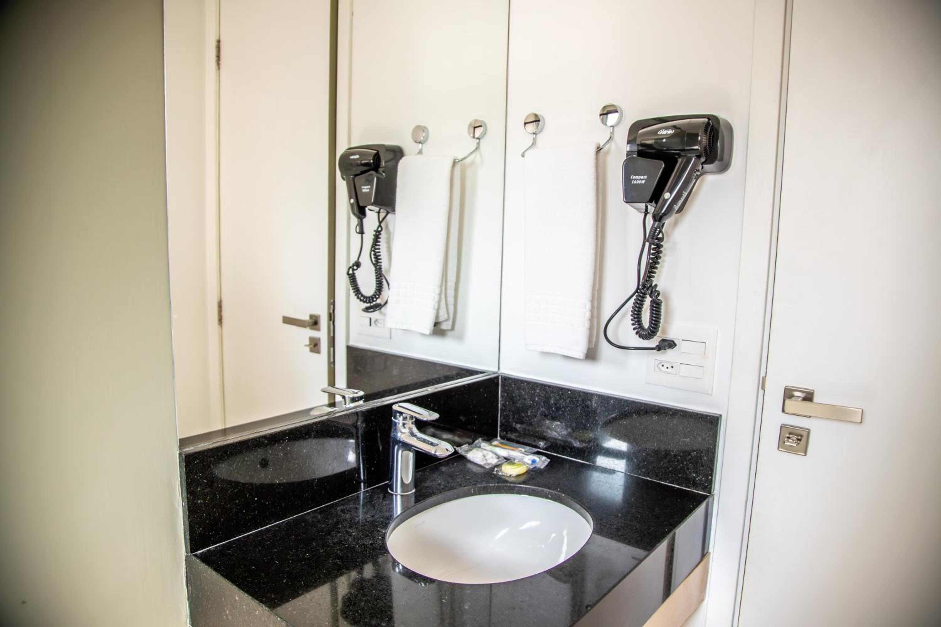 Deluxe Queen Suite - Photo 3