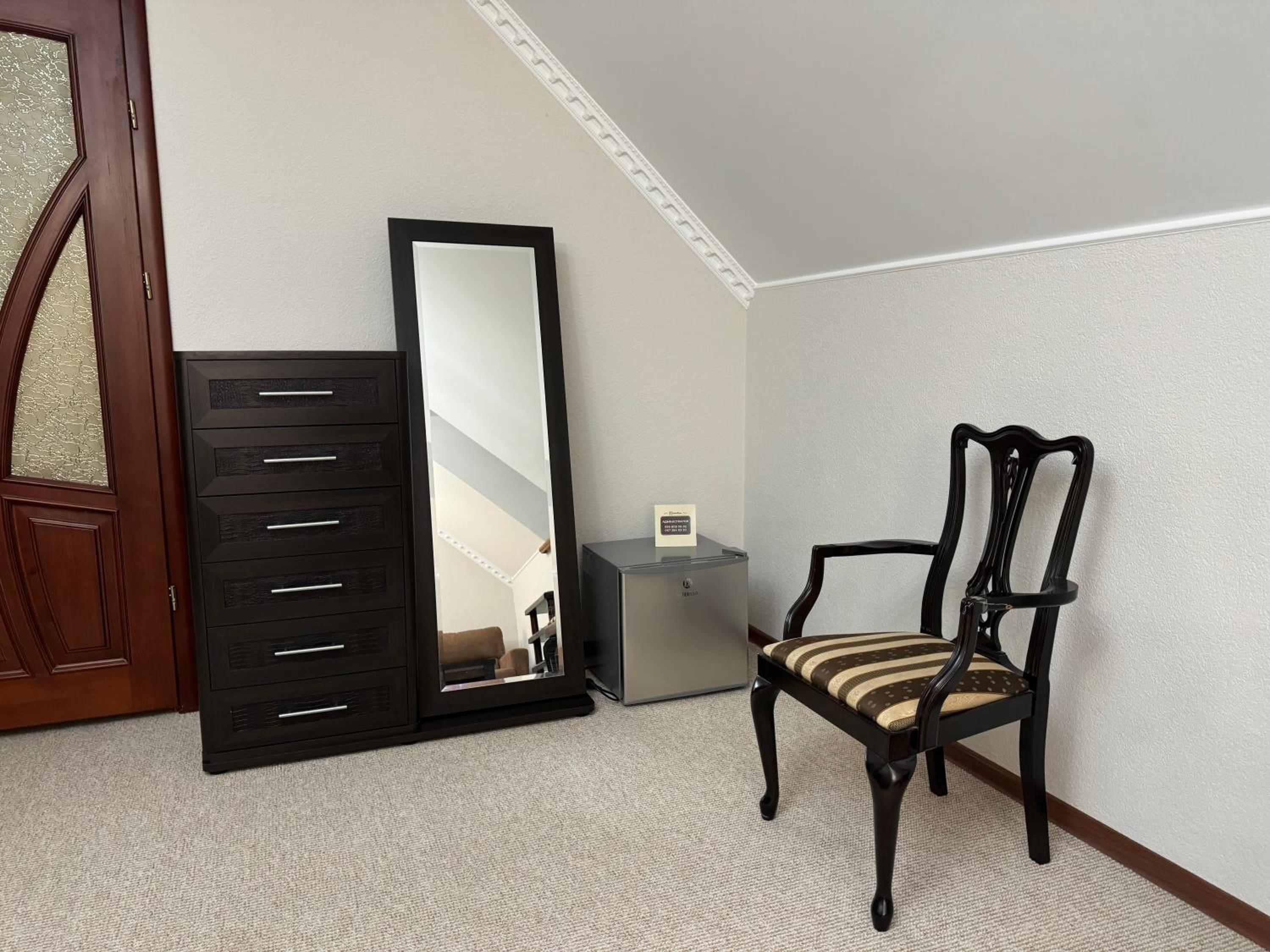 Standard King Room photo 3