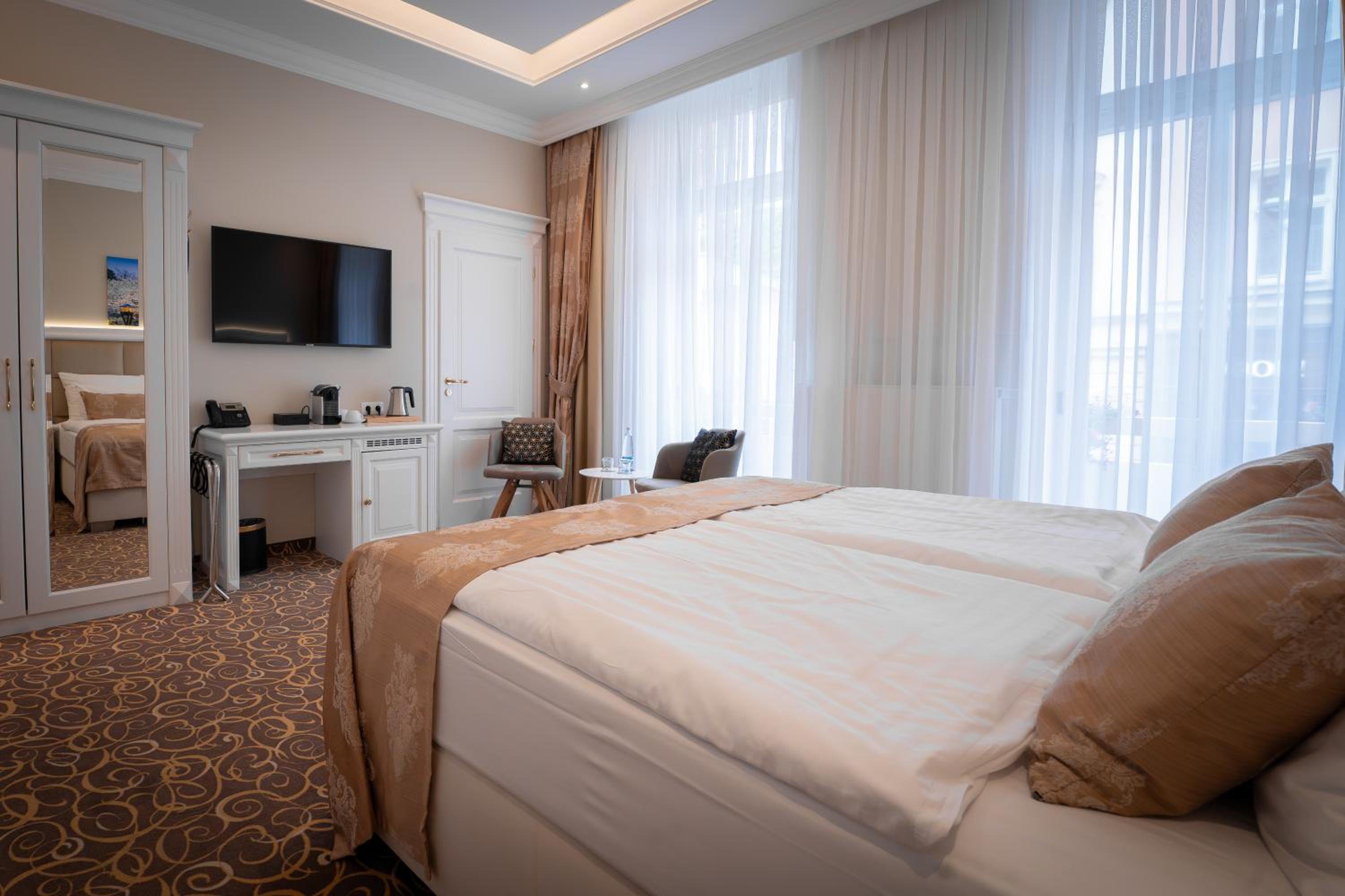 Superior Double or Twin Room with City View - Photo 7