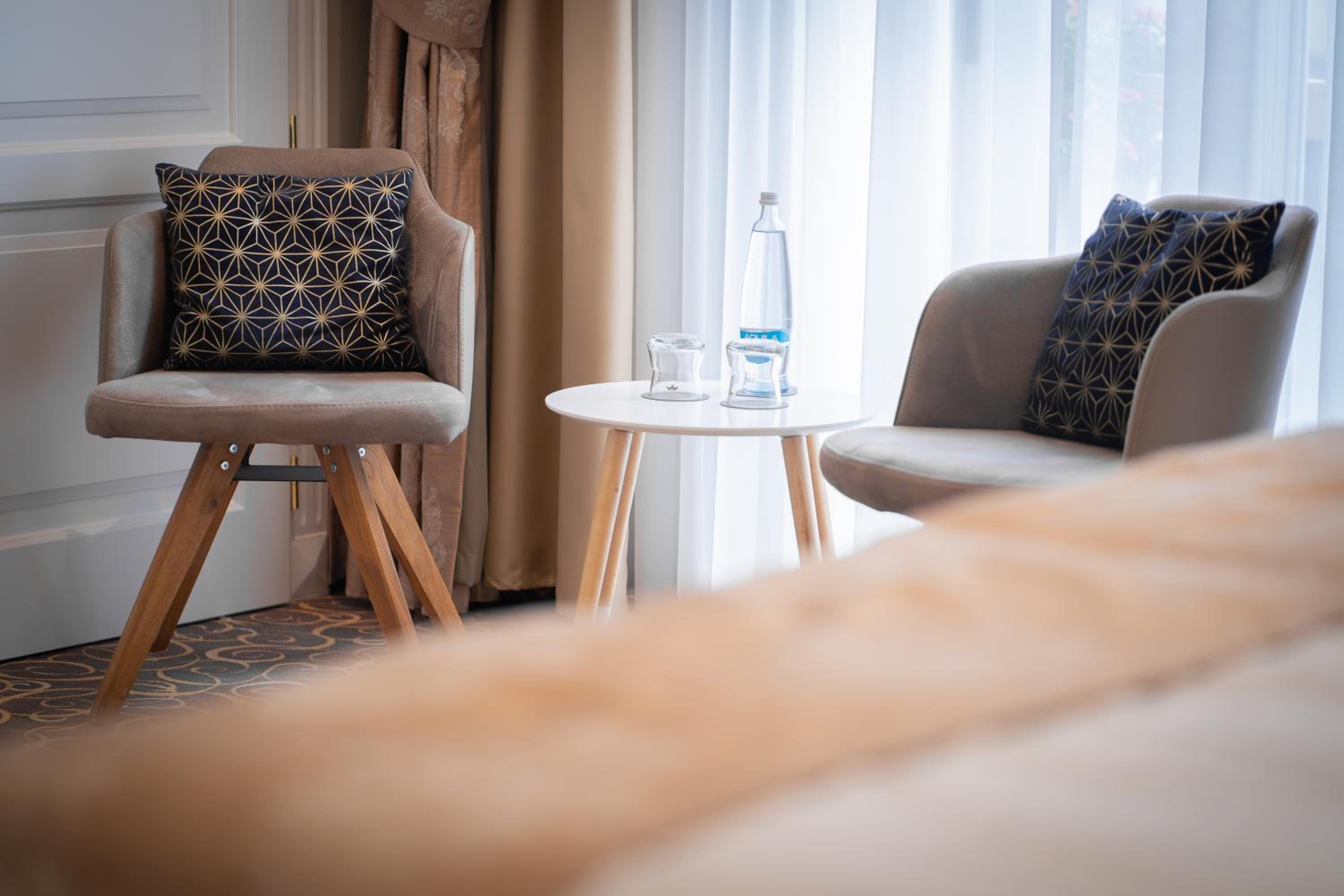 Superior Double or Twin Room with City View - Photo 10
