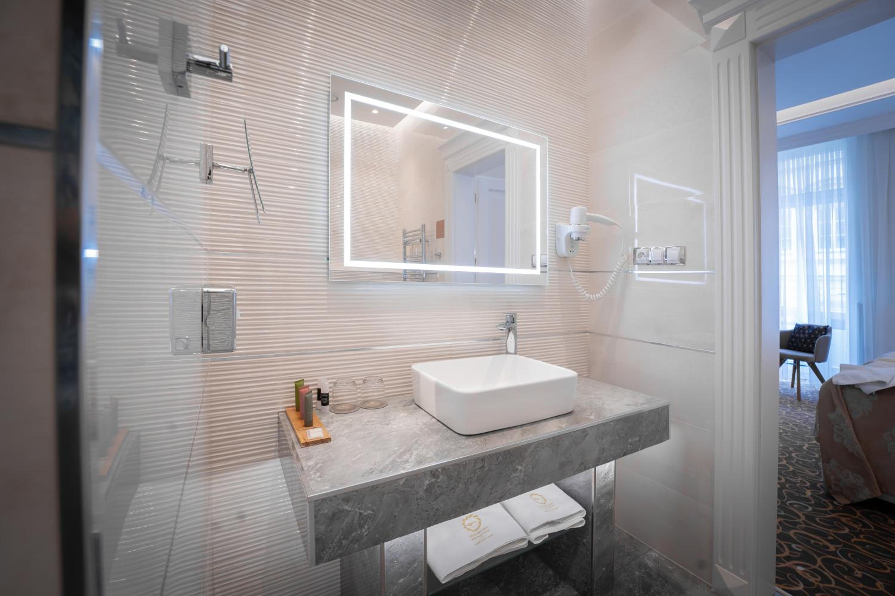 Superior Double or Twin Room with City View - Photo 3