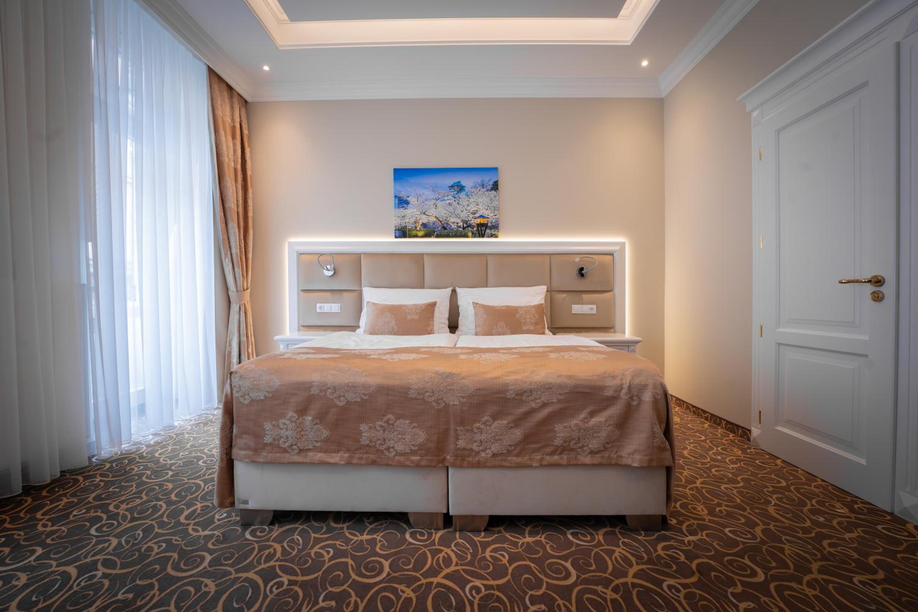 Superior Double or Twin Room with City View - Photo 2