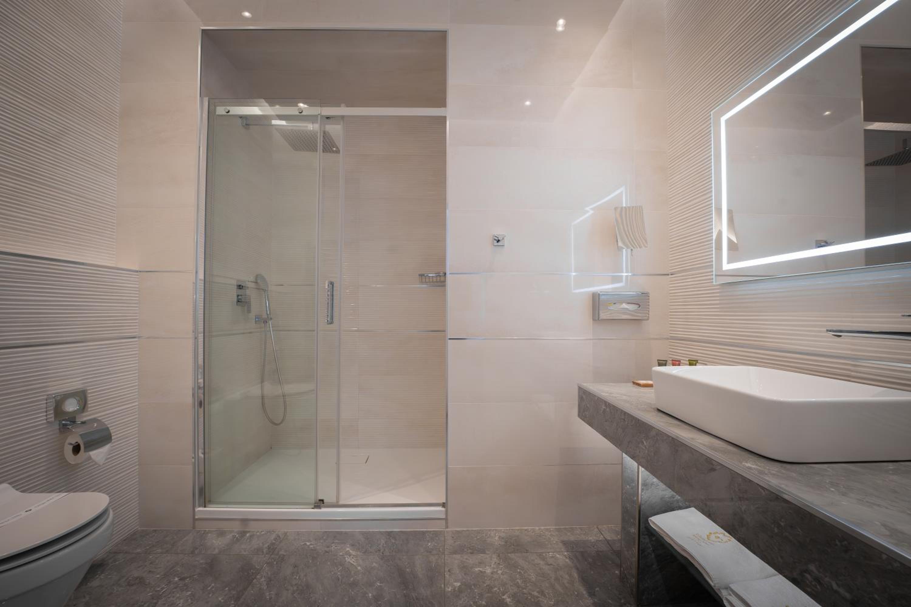 Superior Double or Twin Room with City View - Photo 4
