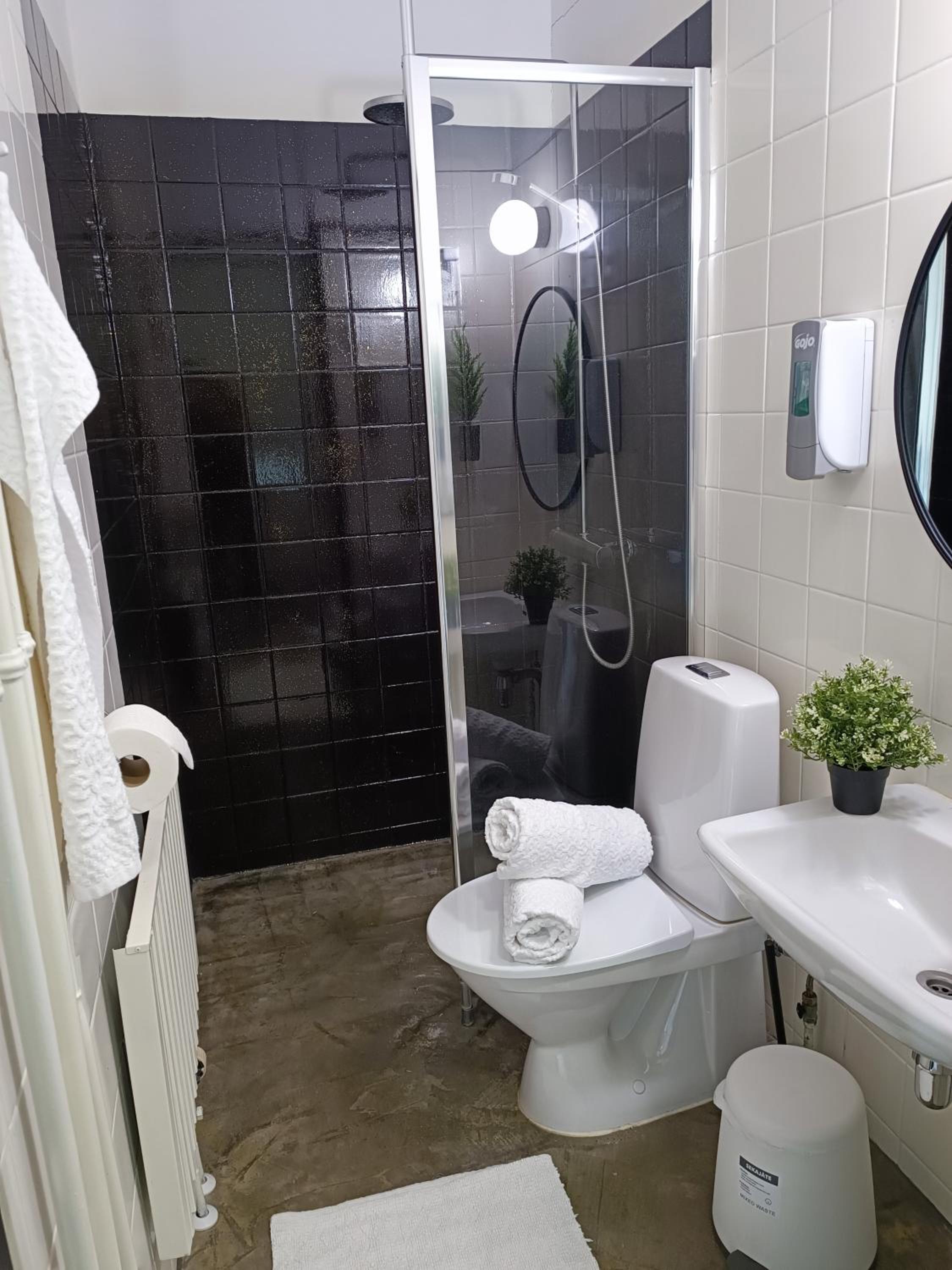 Twin Room with Lake View - Photo 4
