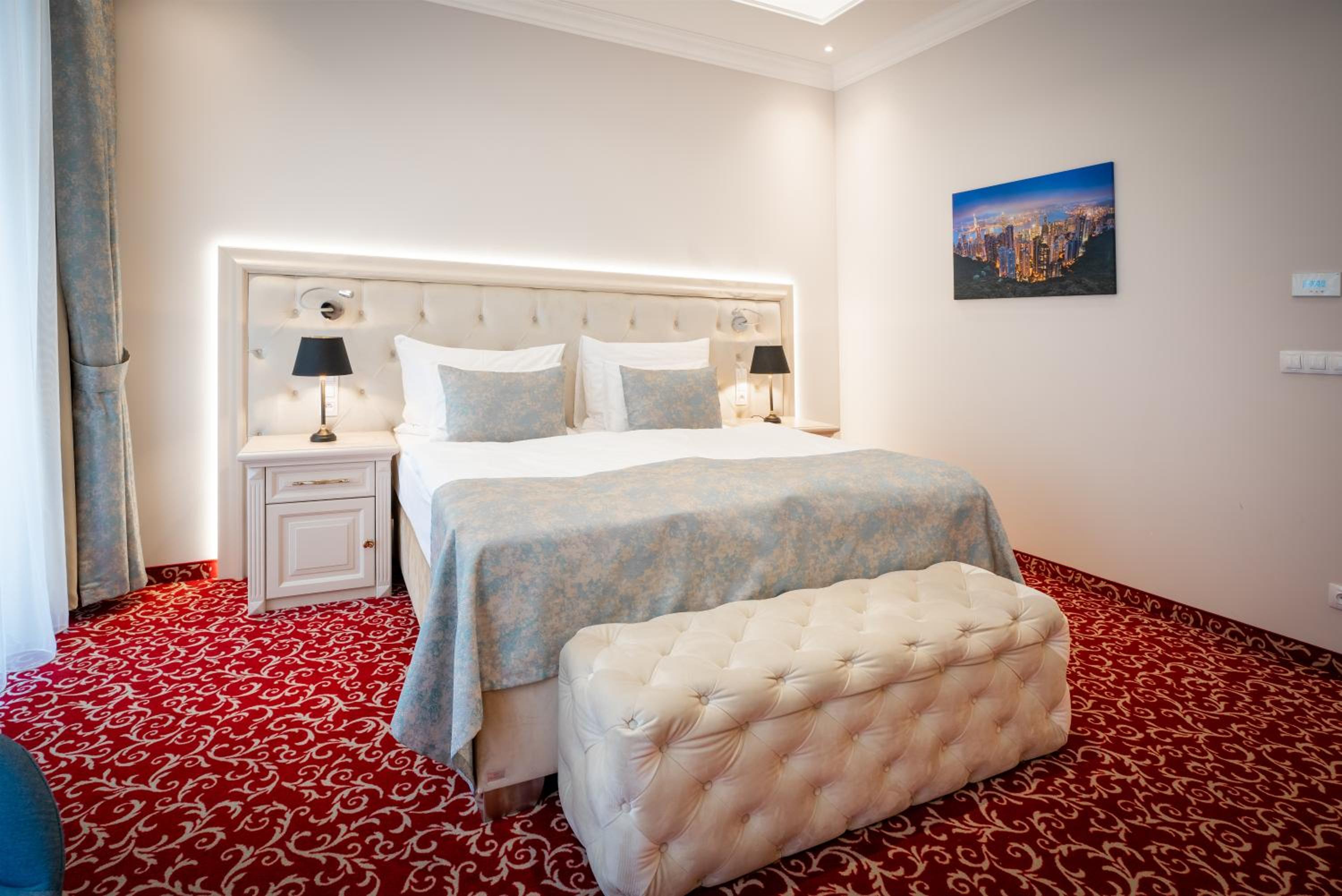 Deluxe Double or Twin Room - Photo 9