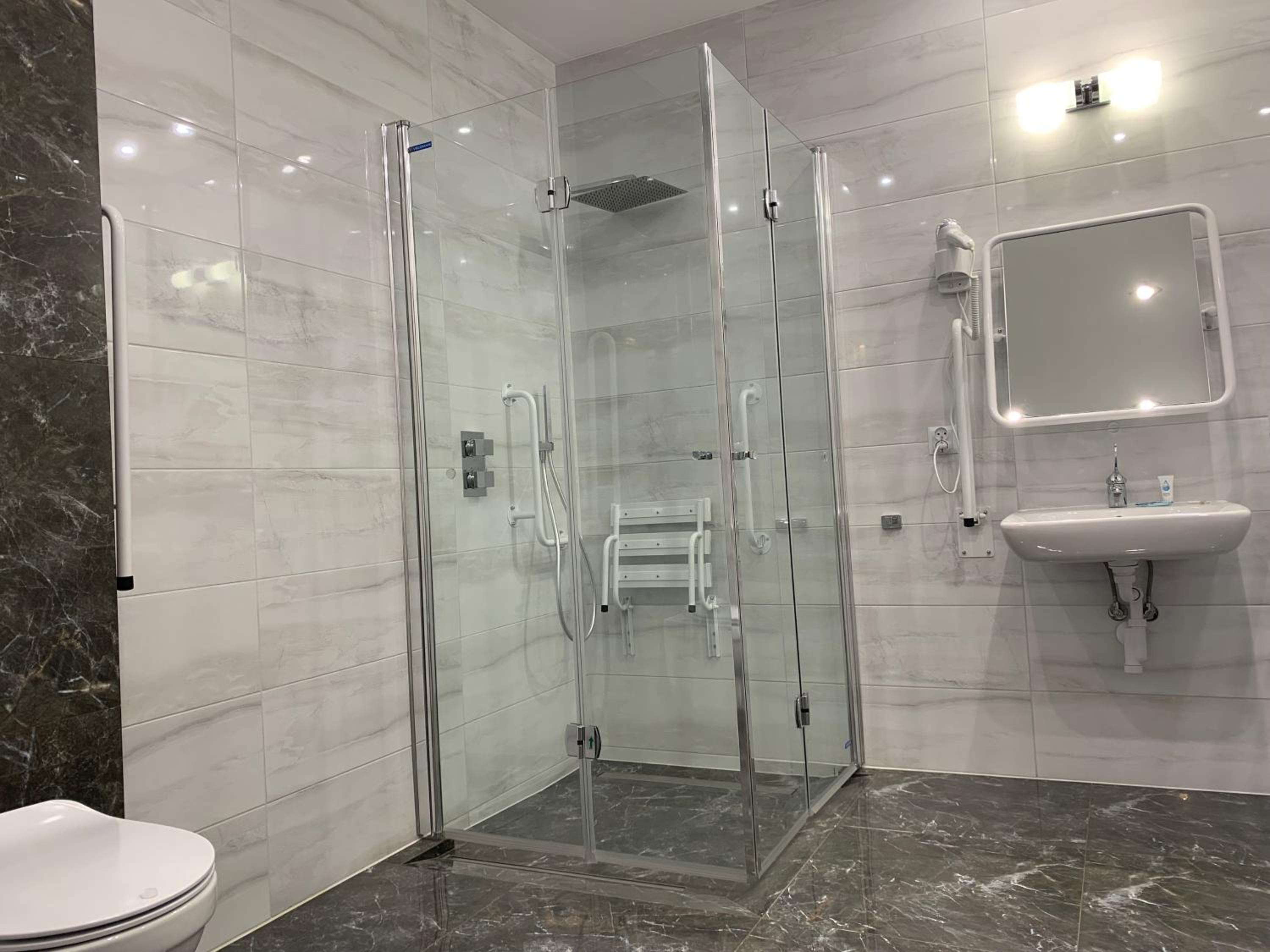 King Room with Roll-In Shower - Disability Access - Photo 3