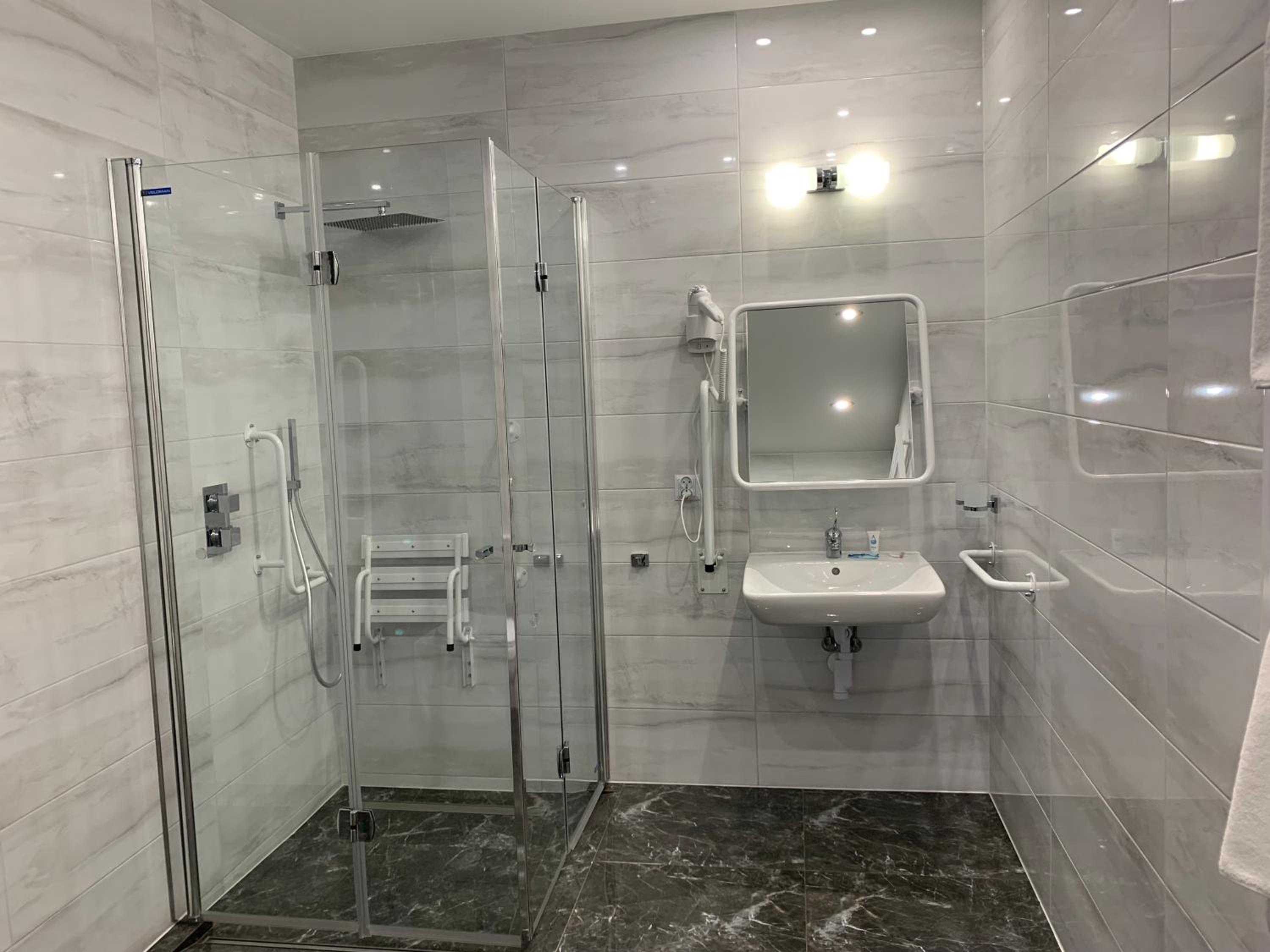 King Room with Roll-In Shower - Disability Access - Photo 2