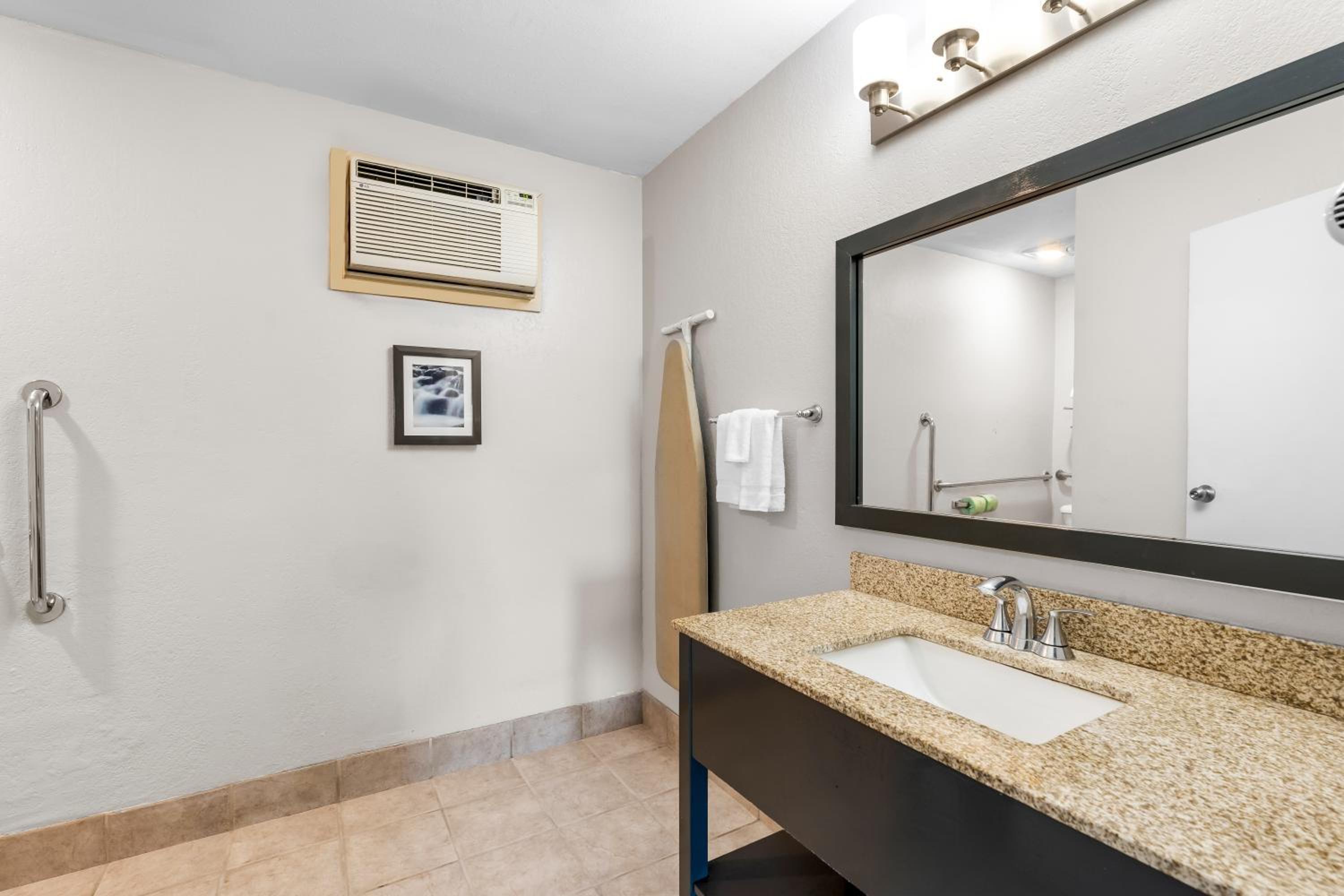 Queen Room - Disability Access - Photo 2