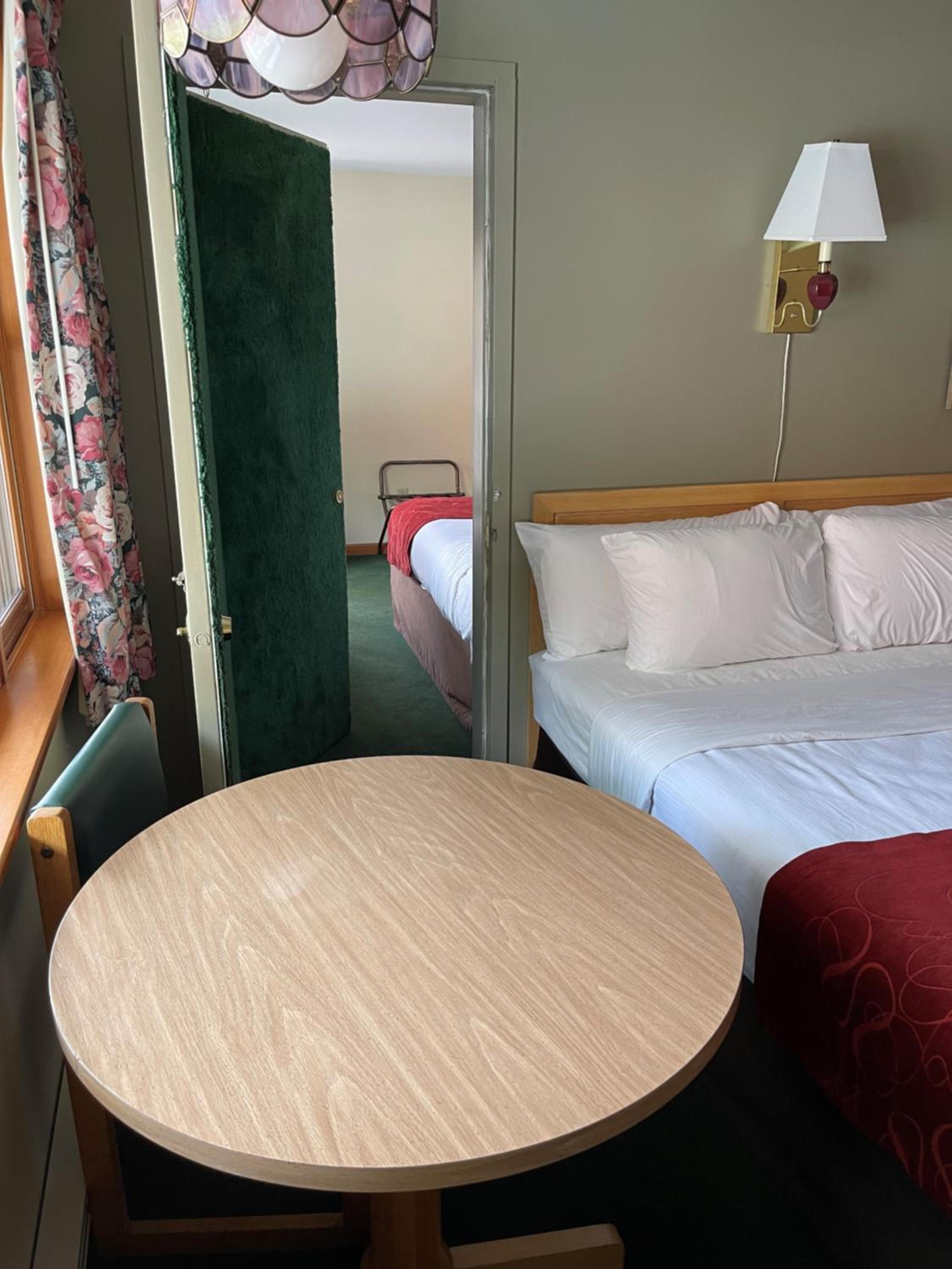 Queen Room photo 2