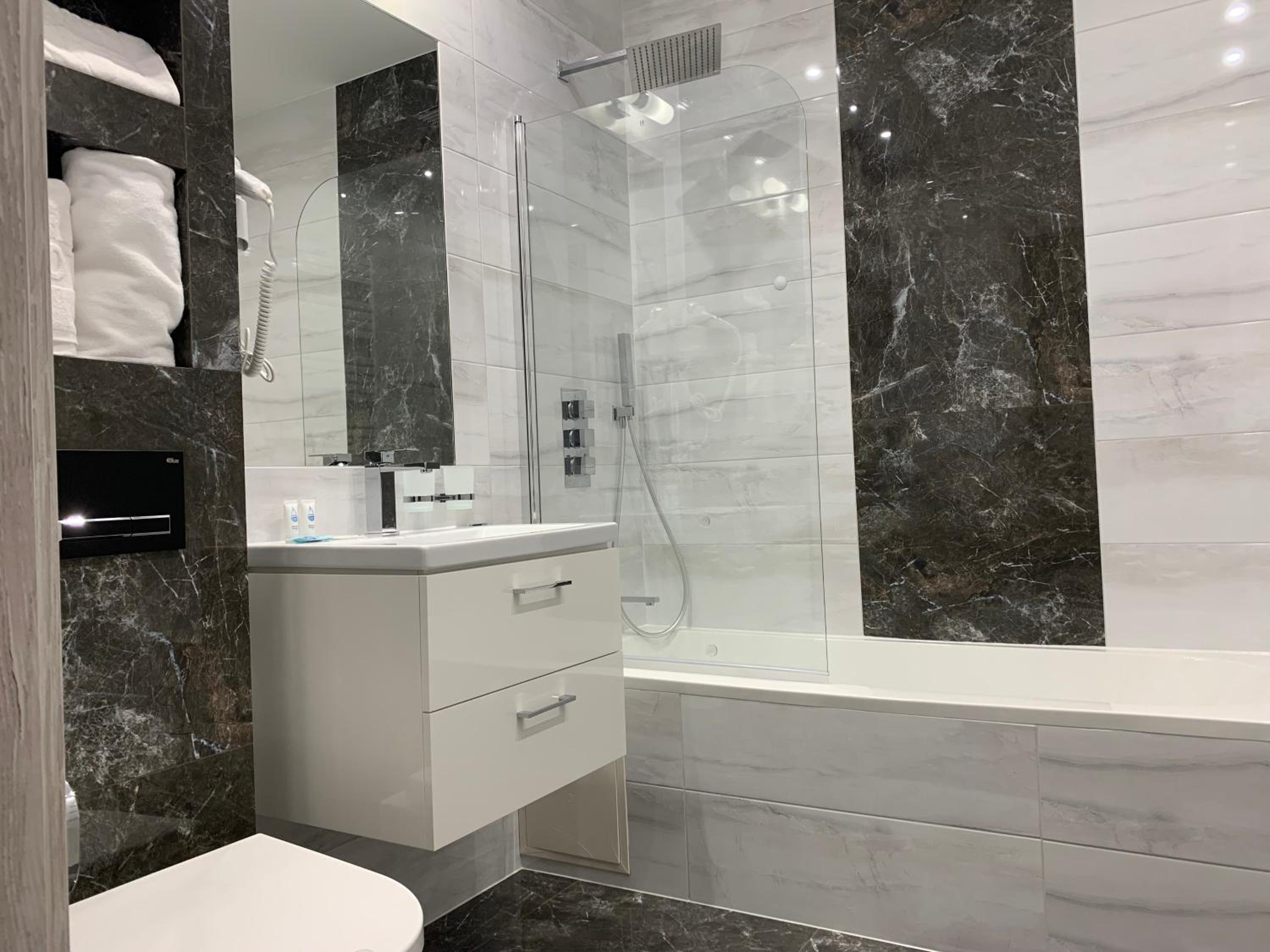 Deluxe Double Room with Bath - Photo 3