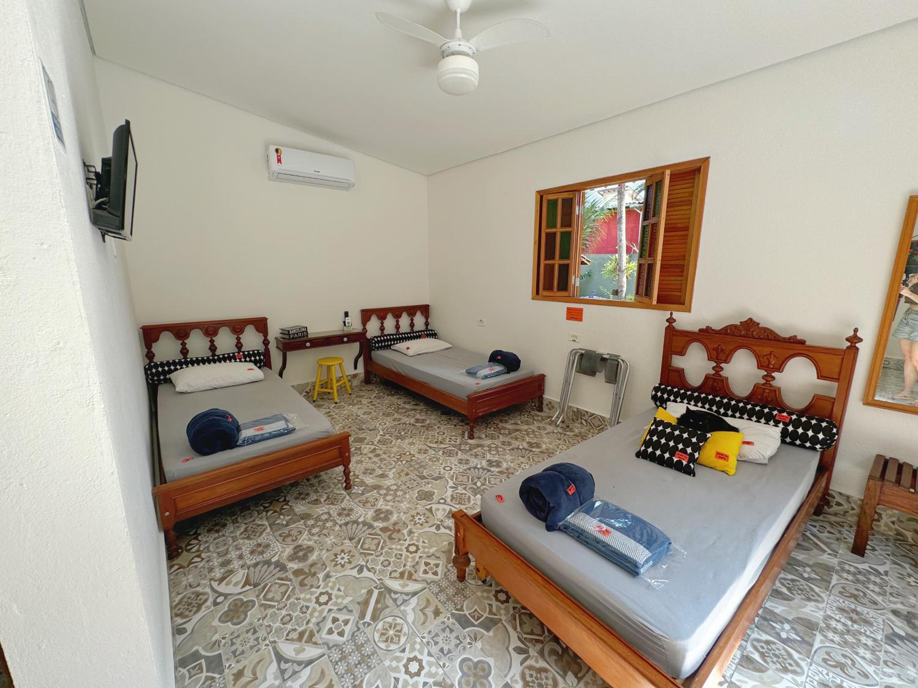 Triple Room with Pool View - Photo 6