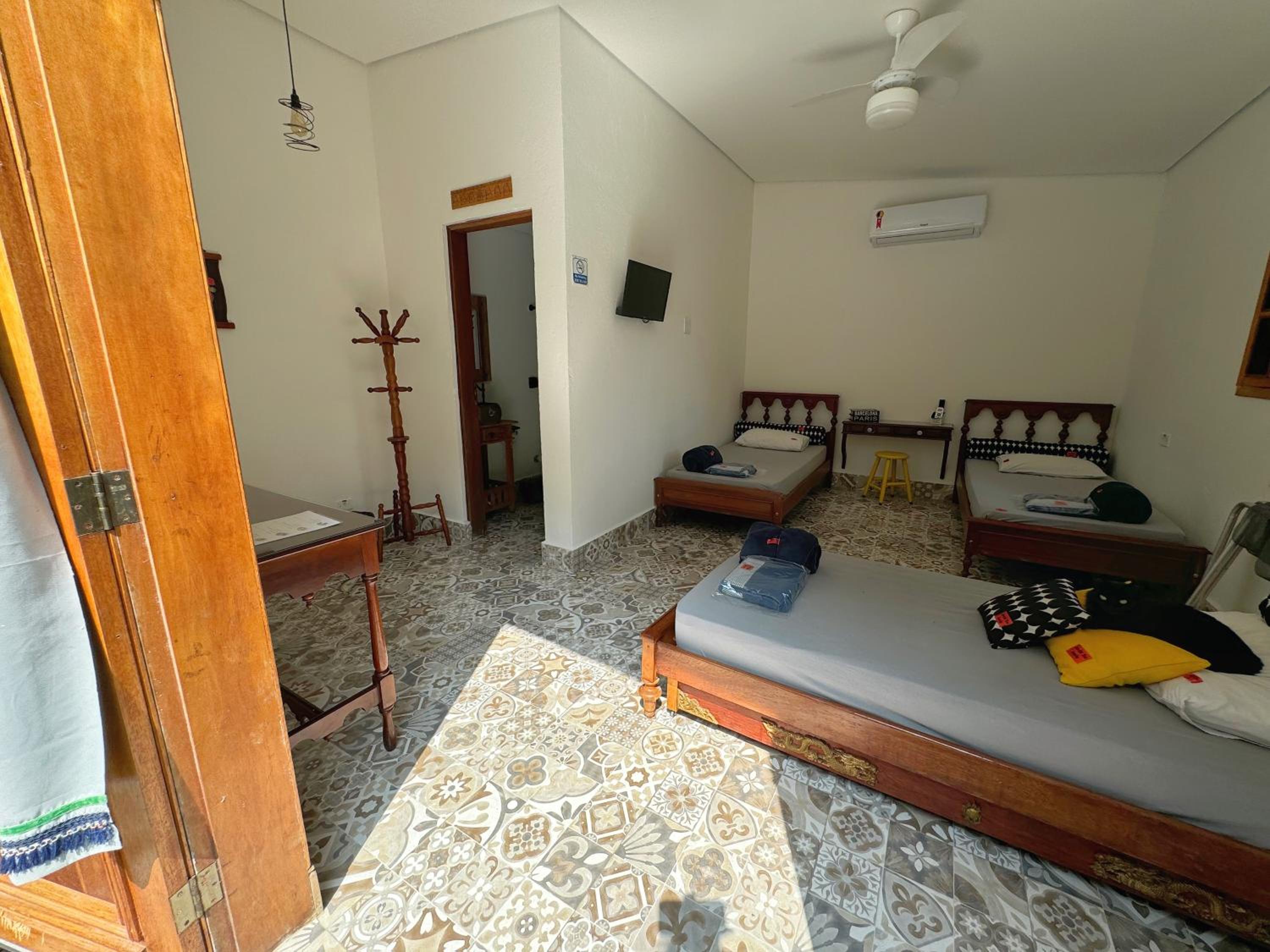 Triple Room with Pool View - Photo 7