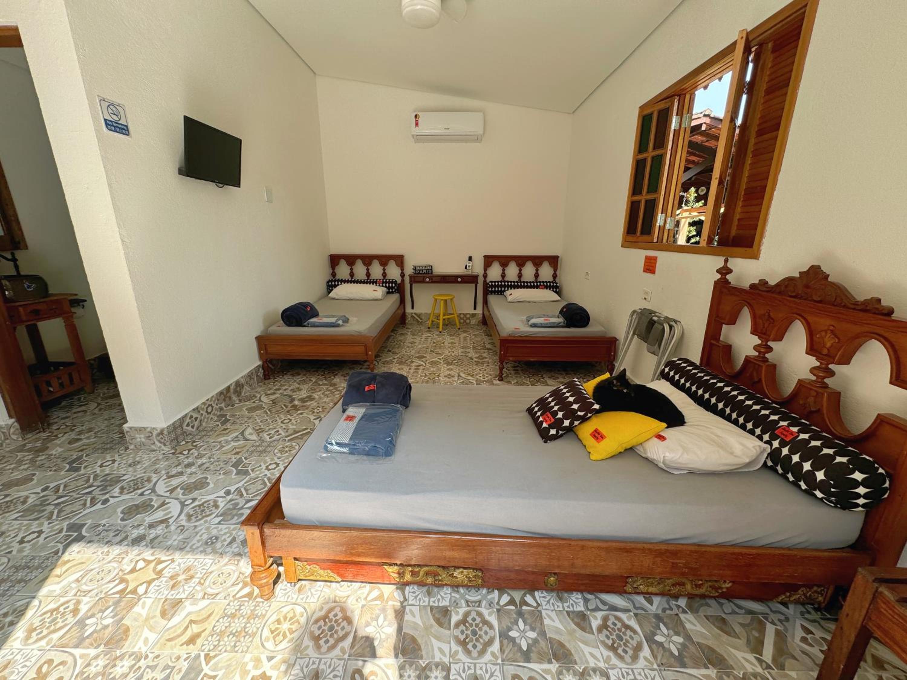 Triple Room with Pool View - Photo 12