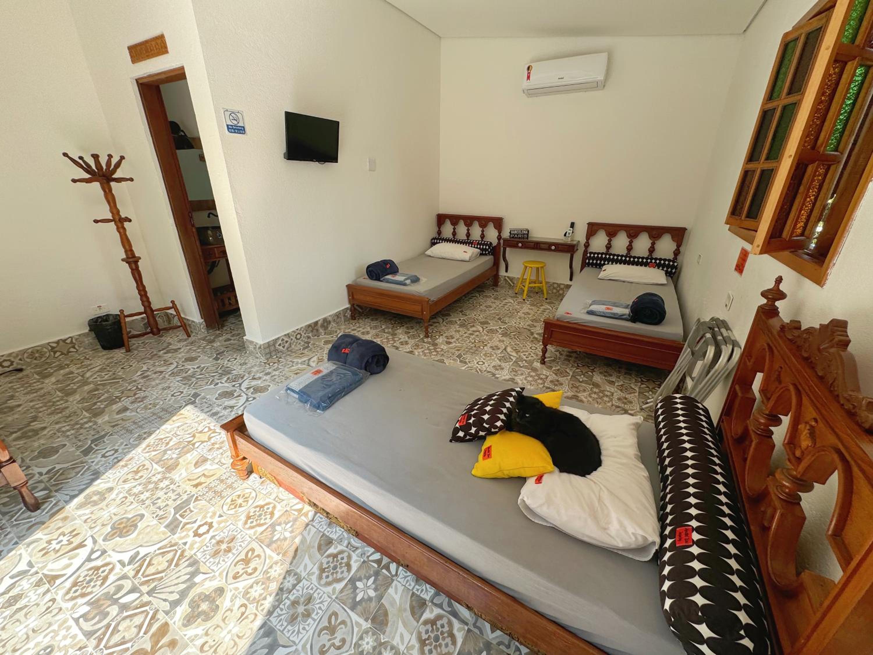 Triple Room with Pool View - Photo 2