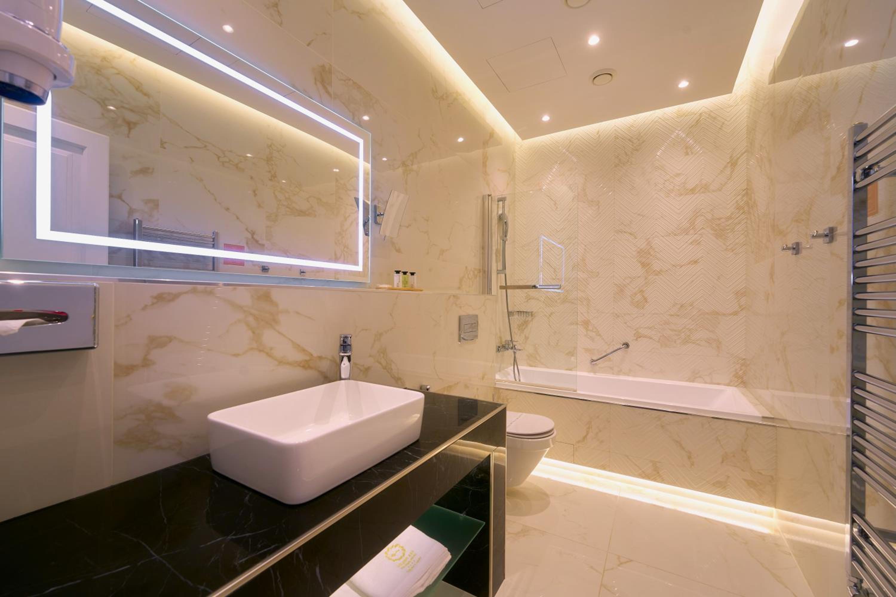 Deluxe Junior Suite - Photo 4