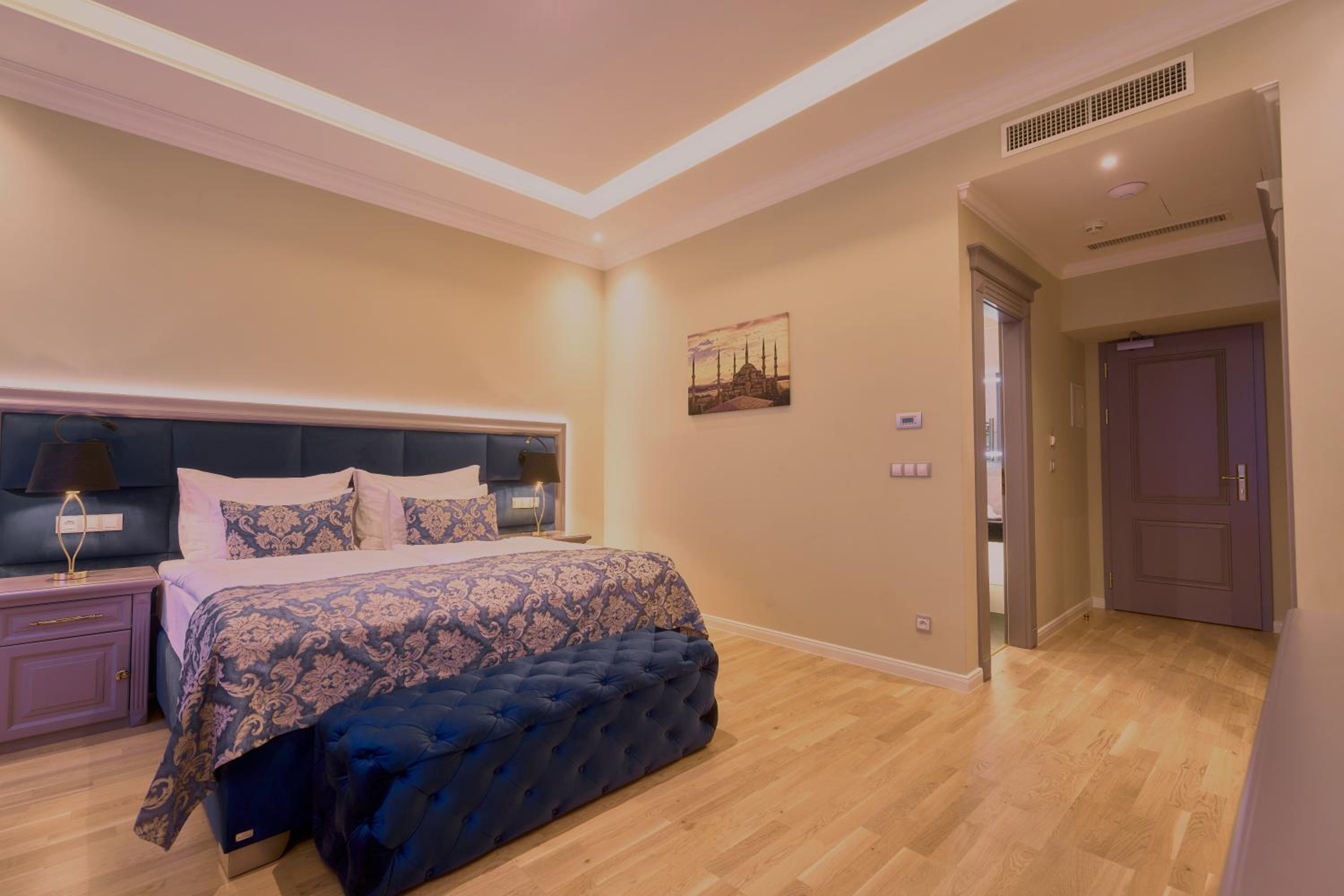 Deluxe Double or Twin Room with City View - Photo 6