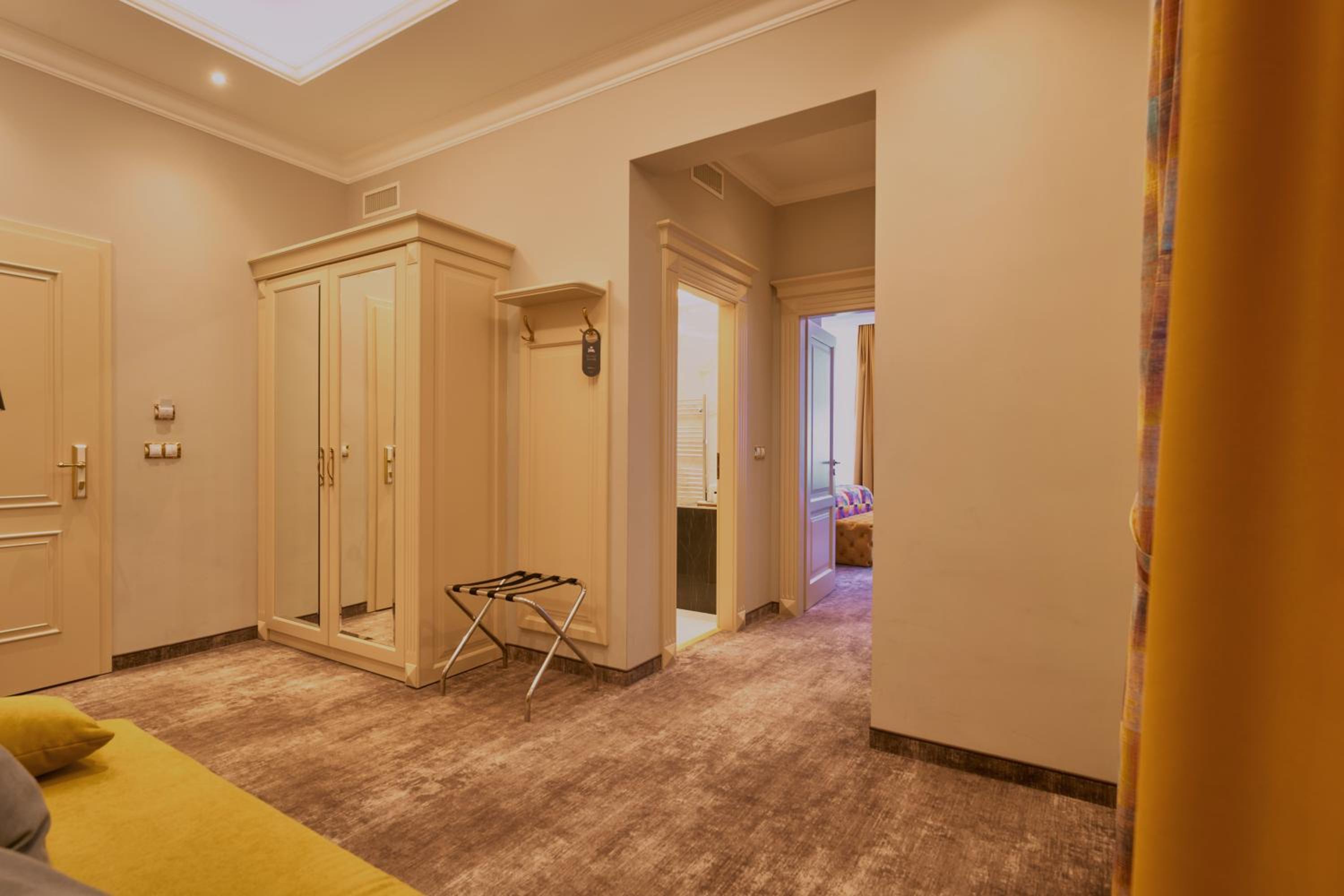 Deluxe King Suite - Photo 15
