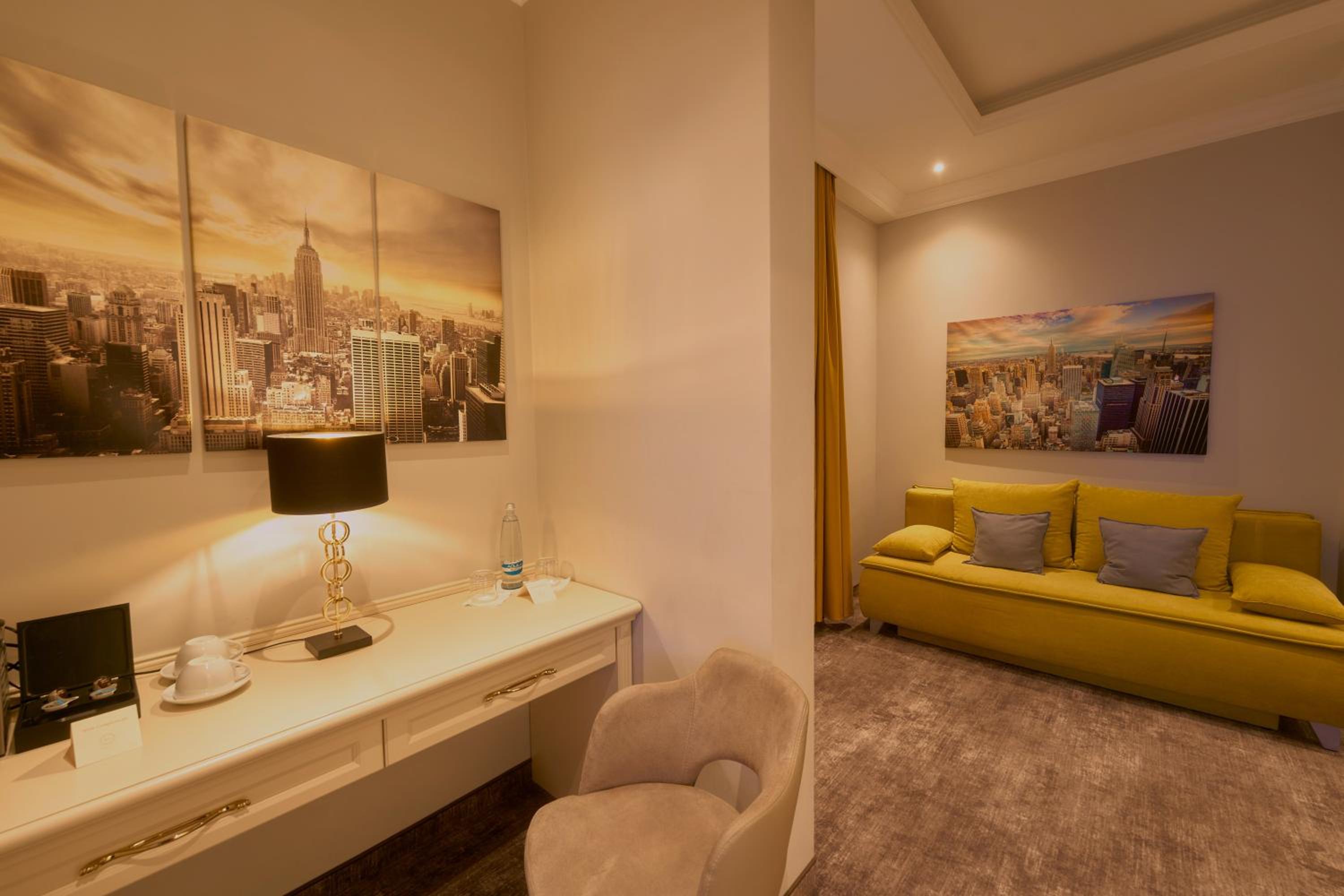 Deluxe King Suite - Photo 14