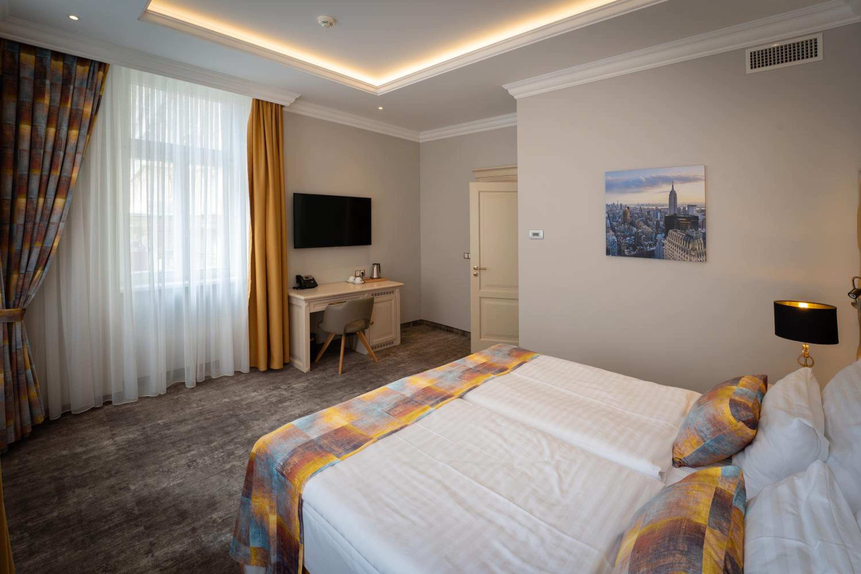 Deluxe King Suite - Photo 11
