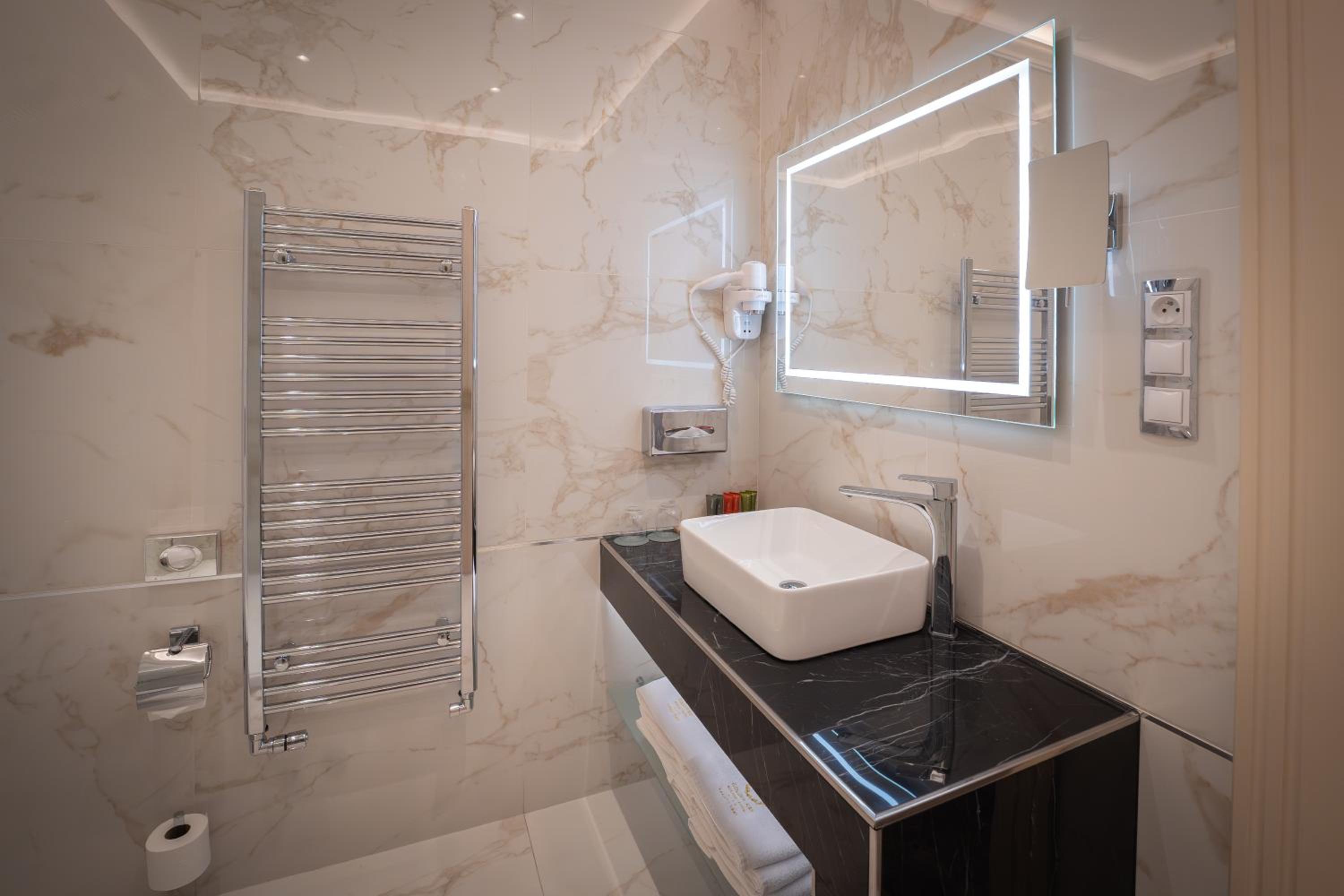 Deluxe King Suite - Photo 7
