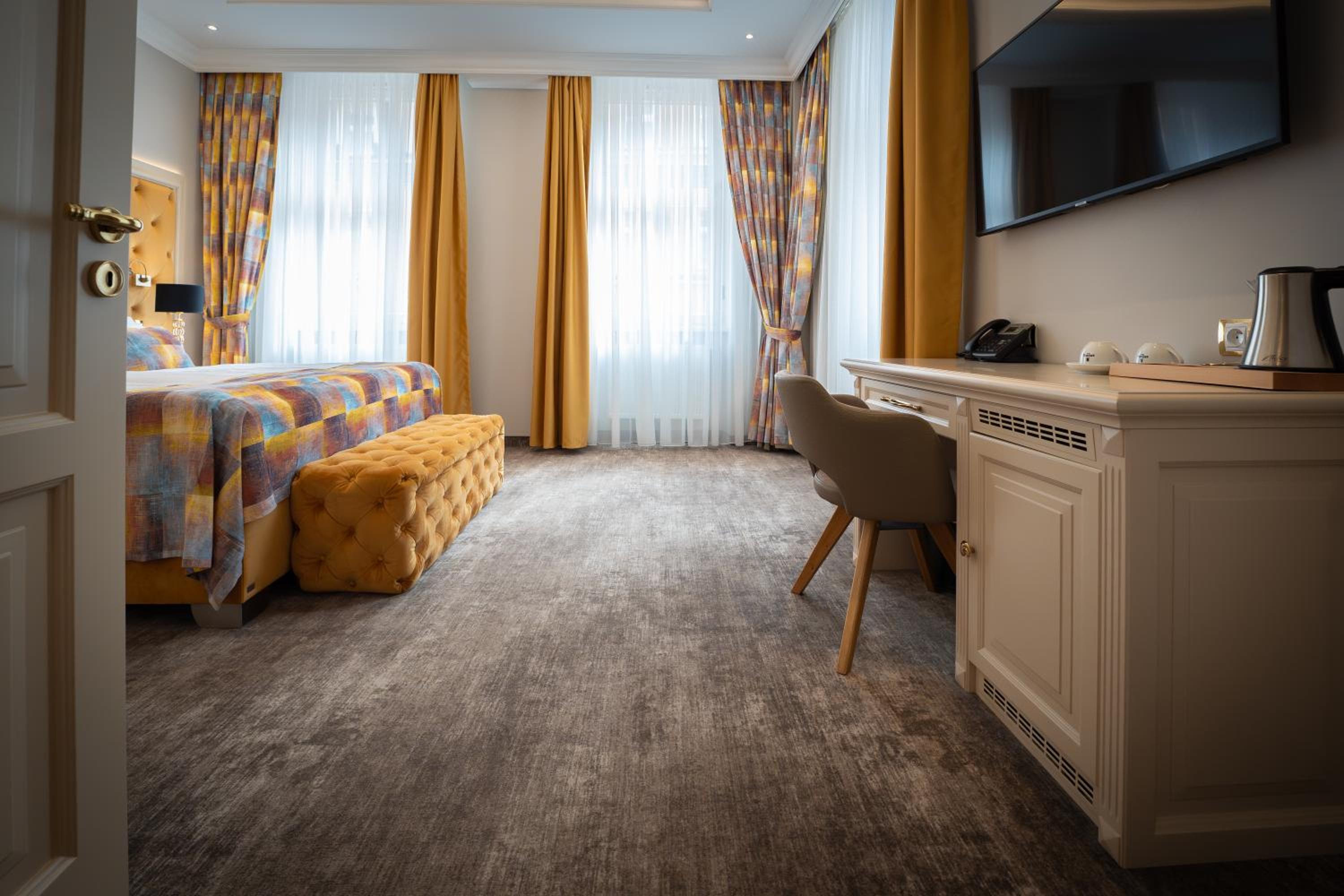 Deluxe King Suite - Photo 12