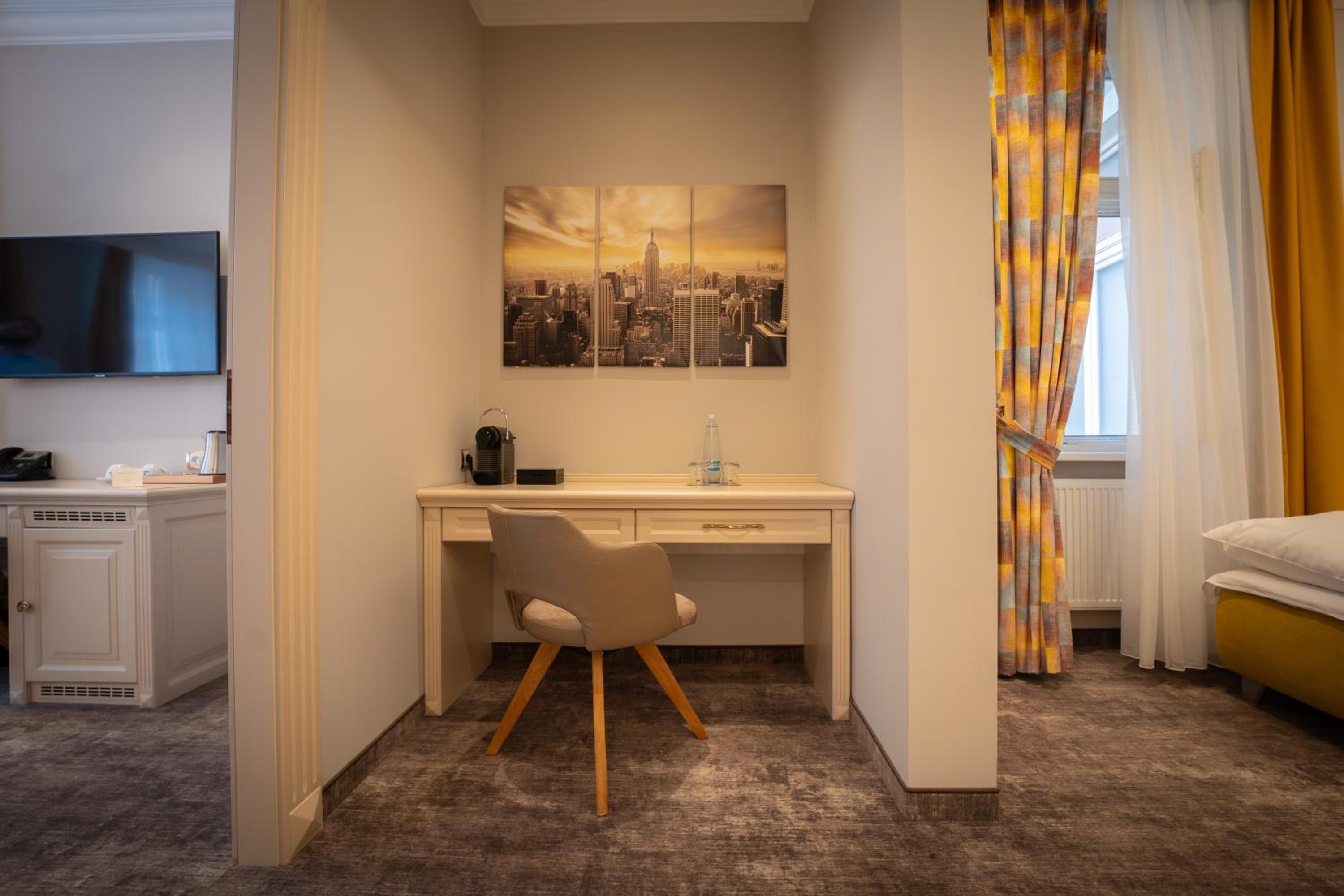 Deluxe King Suite - Photo 13