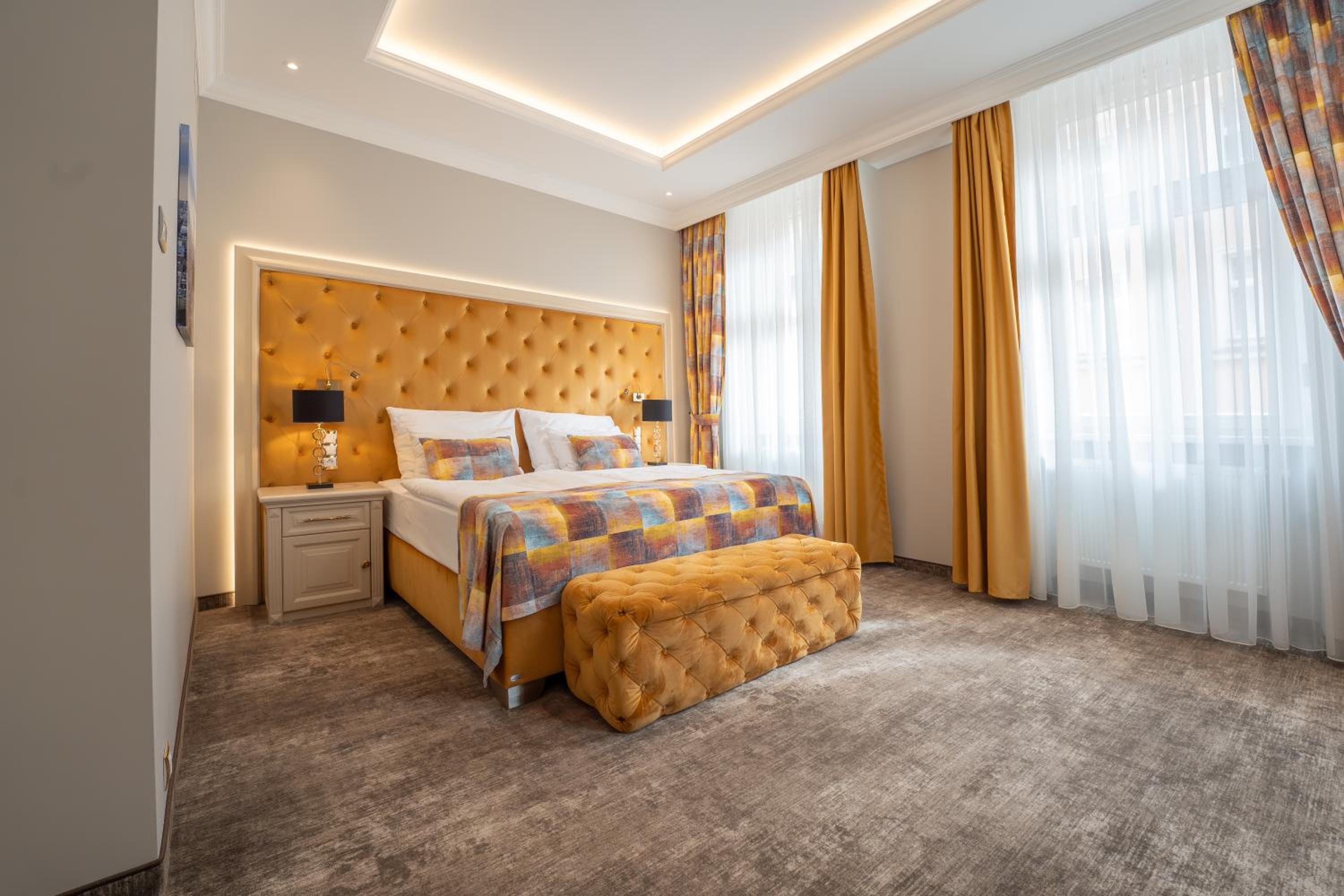 Deluxe King Suite - Photo 3