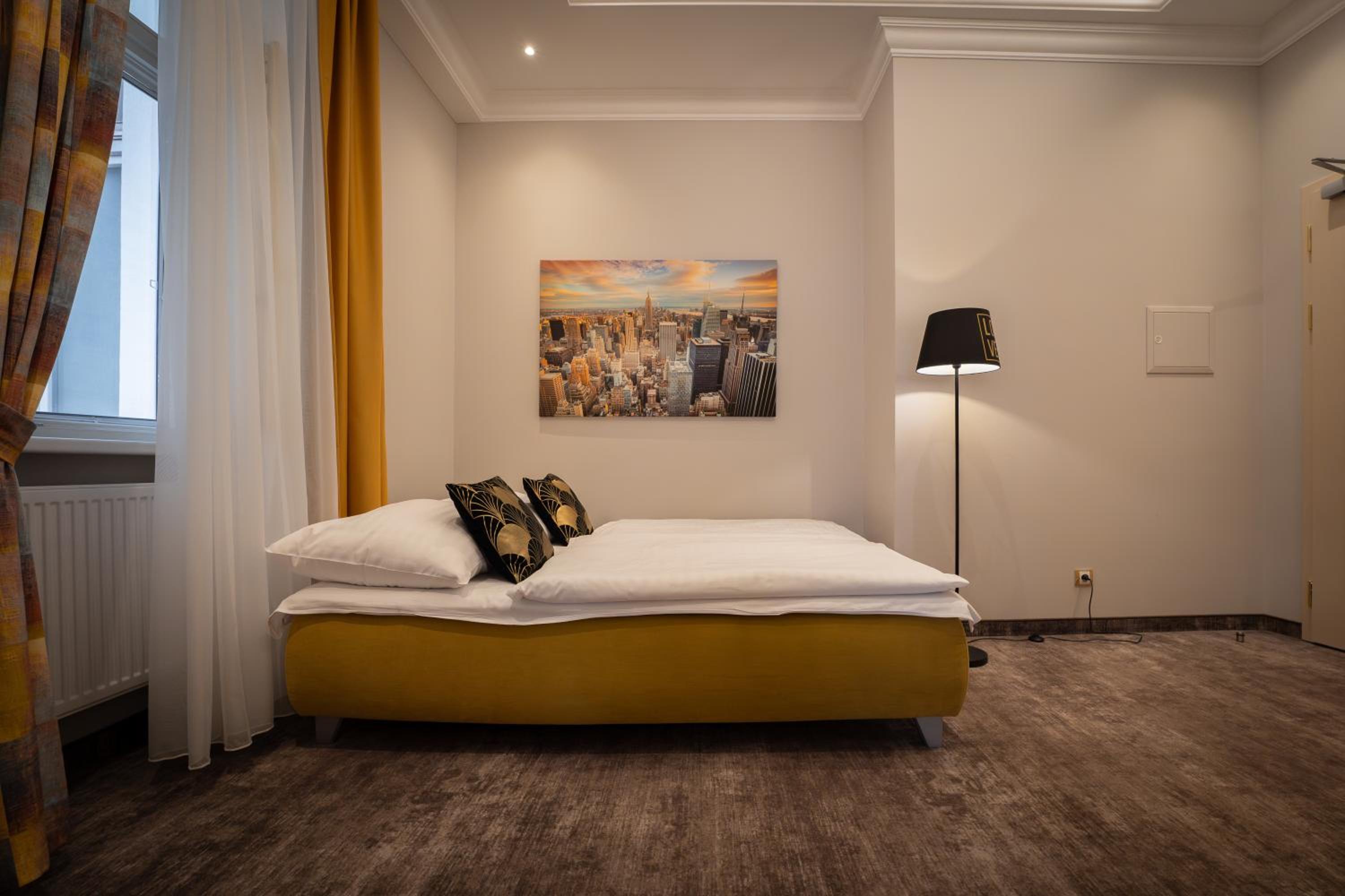 Deluxe King Suite - Photo 16