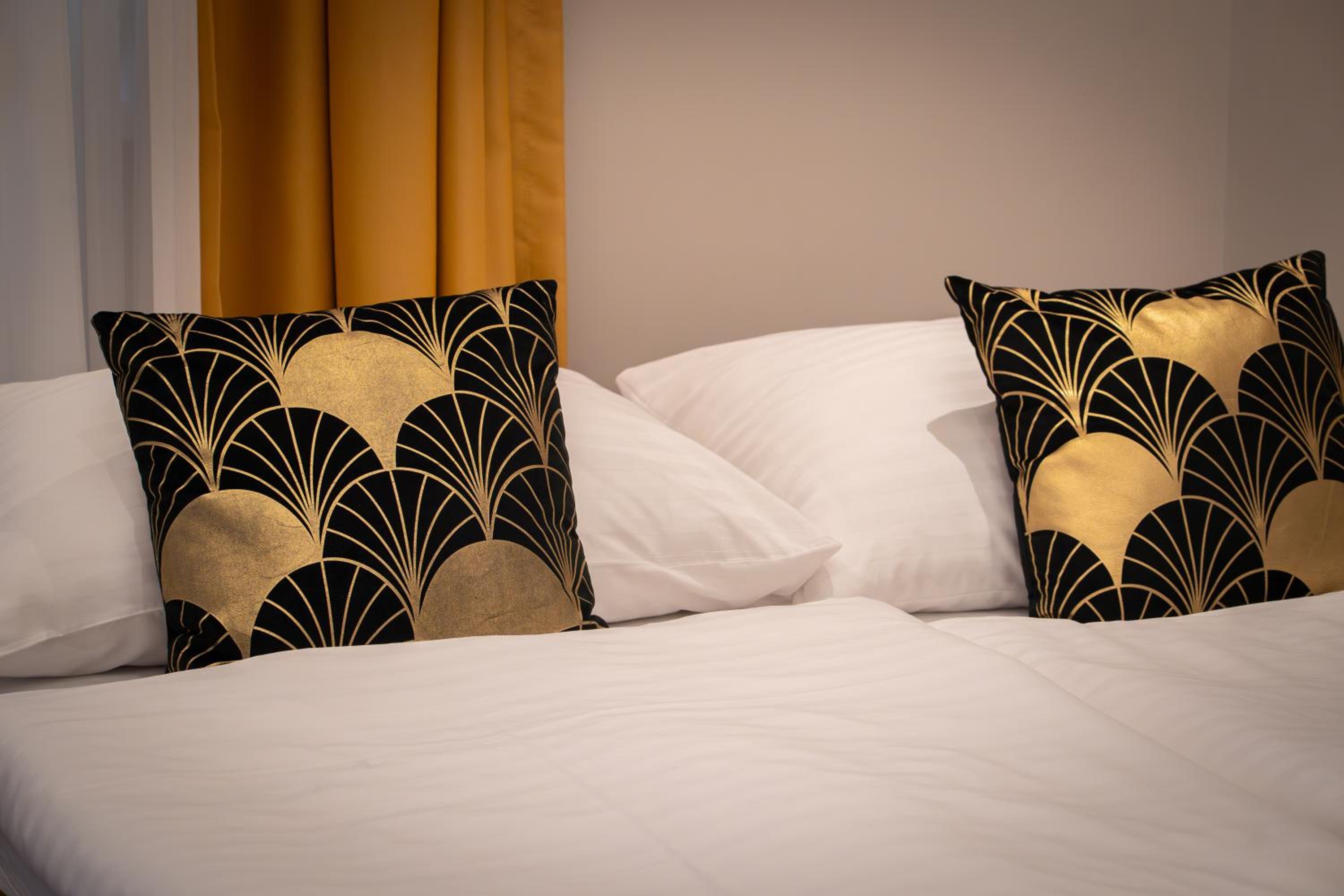Deluxe King Suite - Photo 18