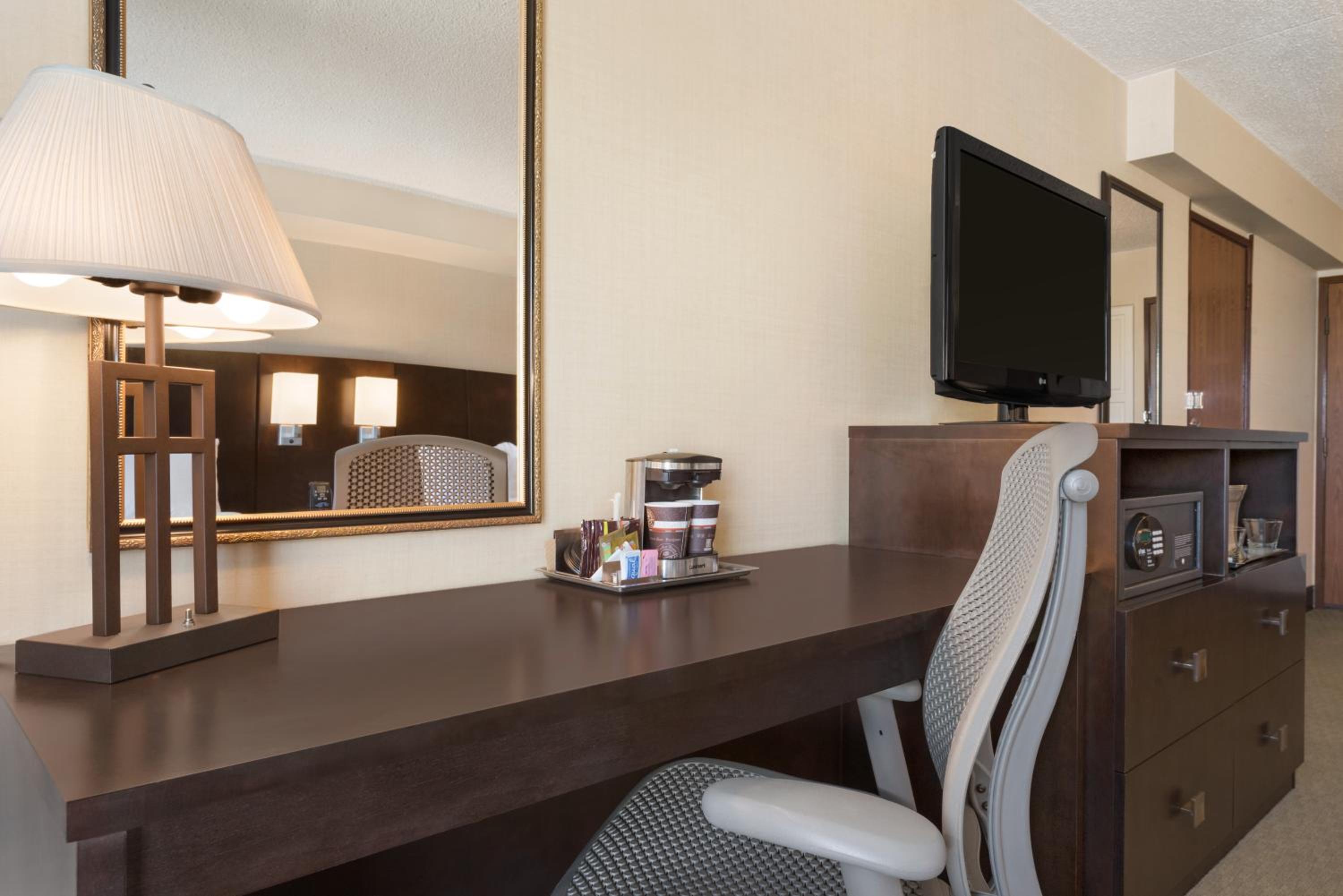 Double Room with Two Double Beds and Roll-In Shower - Mobility and Hearing Access/Non-Smoking - Photo 2