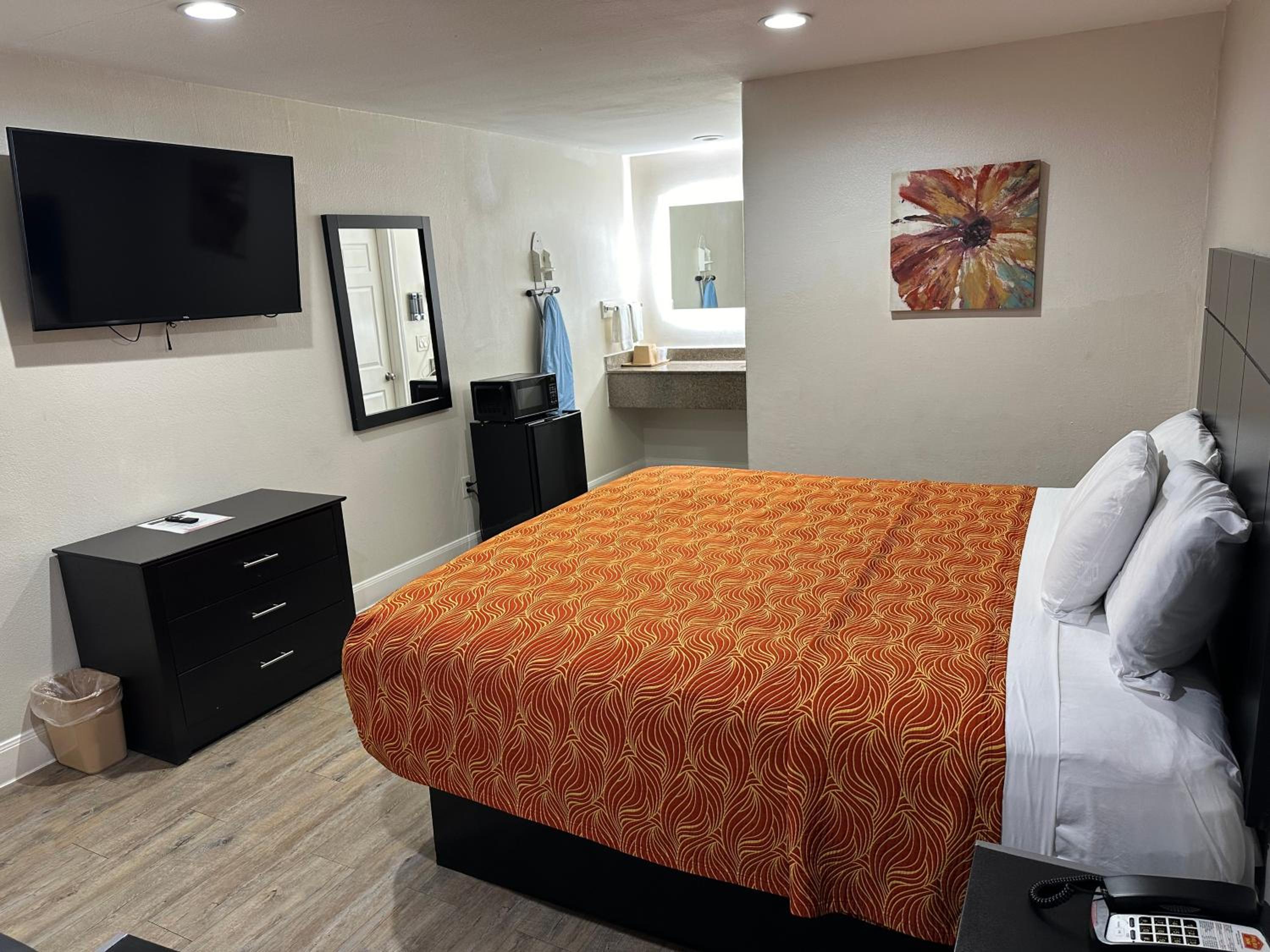 Standard King Room - Photo 14