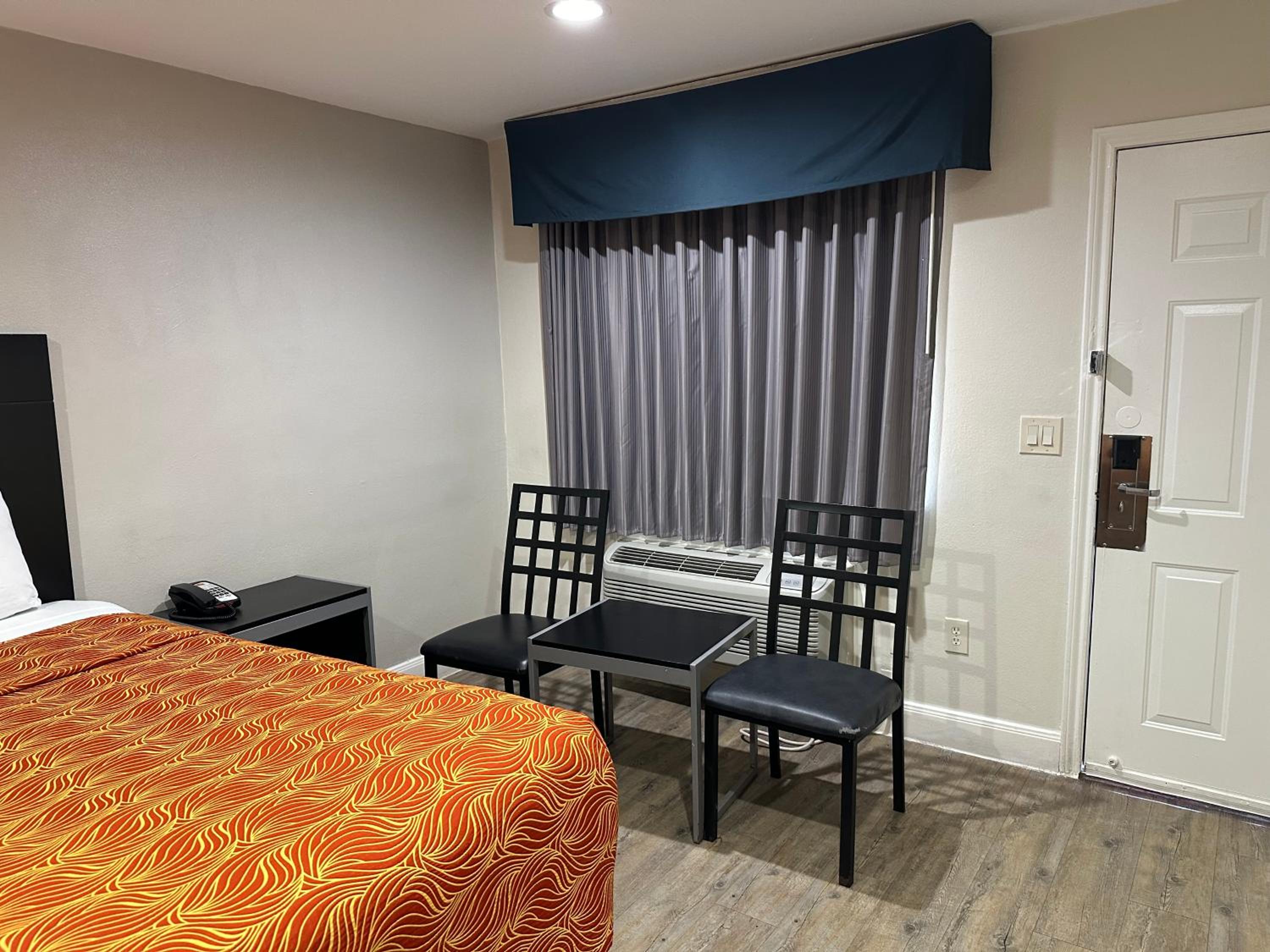 Standard King Room - Photo 15