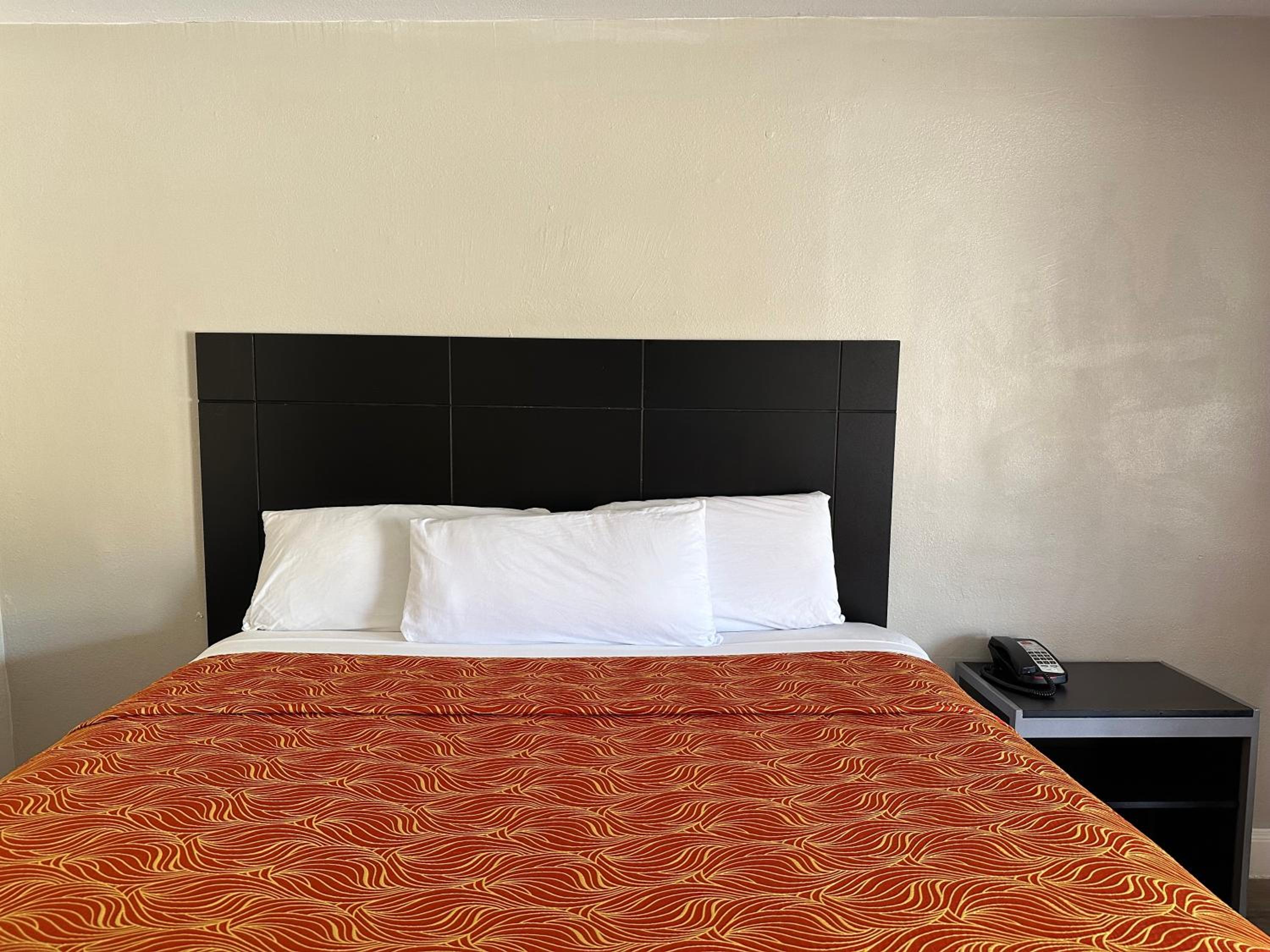Standard King Room - Photo 16