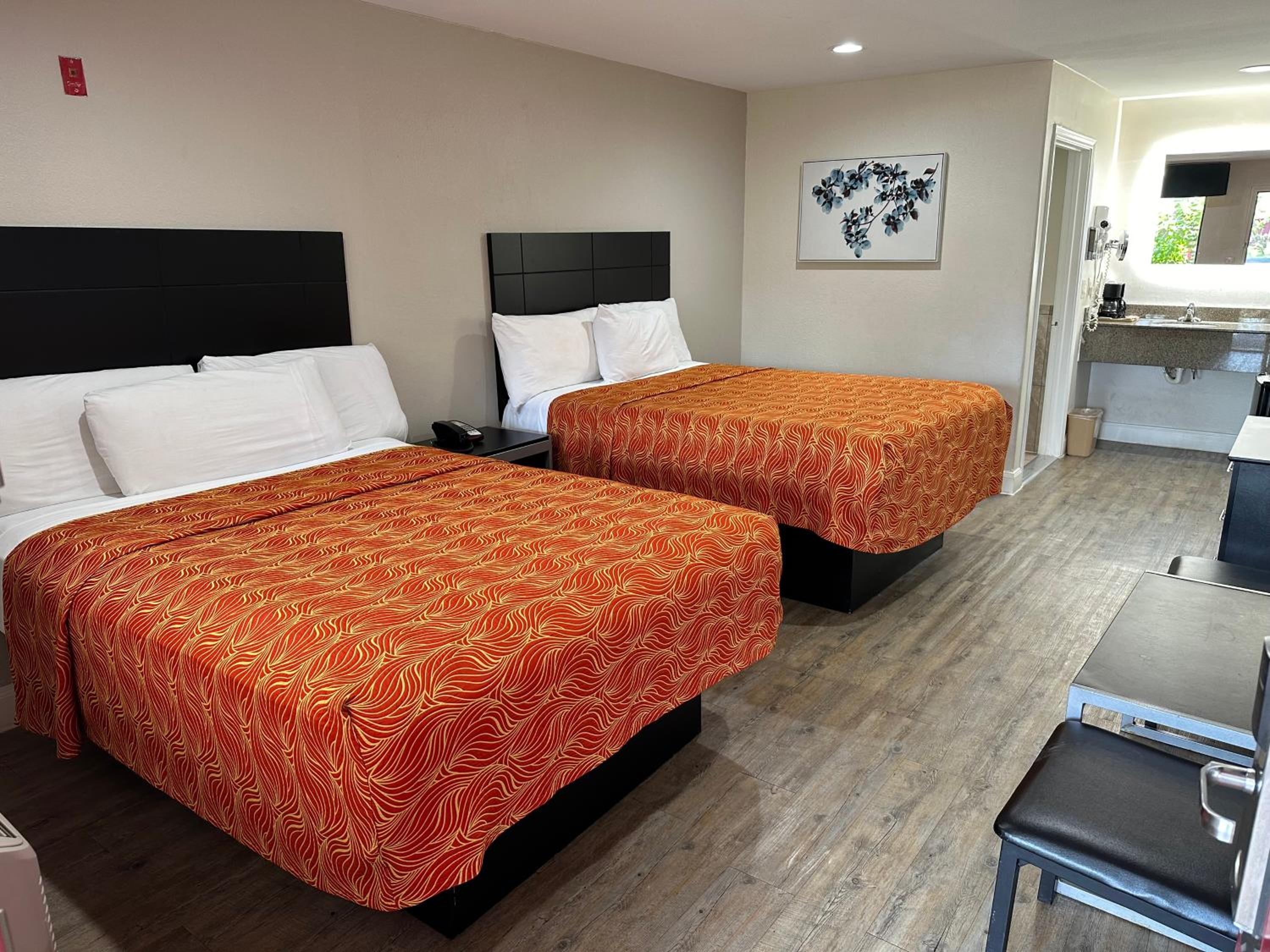 Standard Queen Room with Two Queen Beds - Photo 11