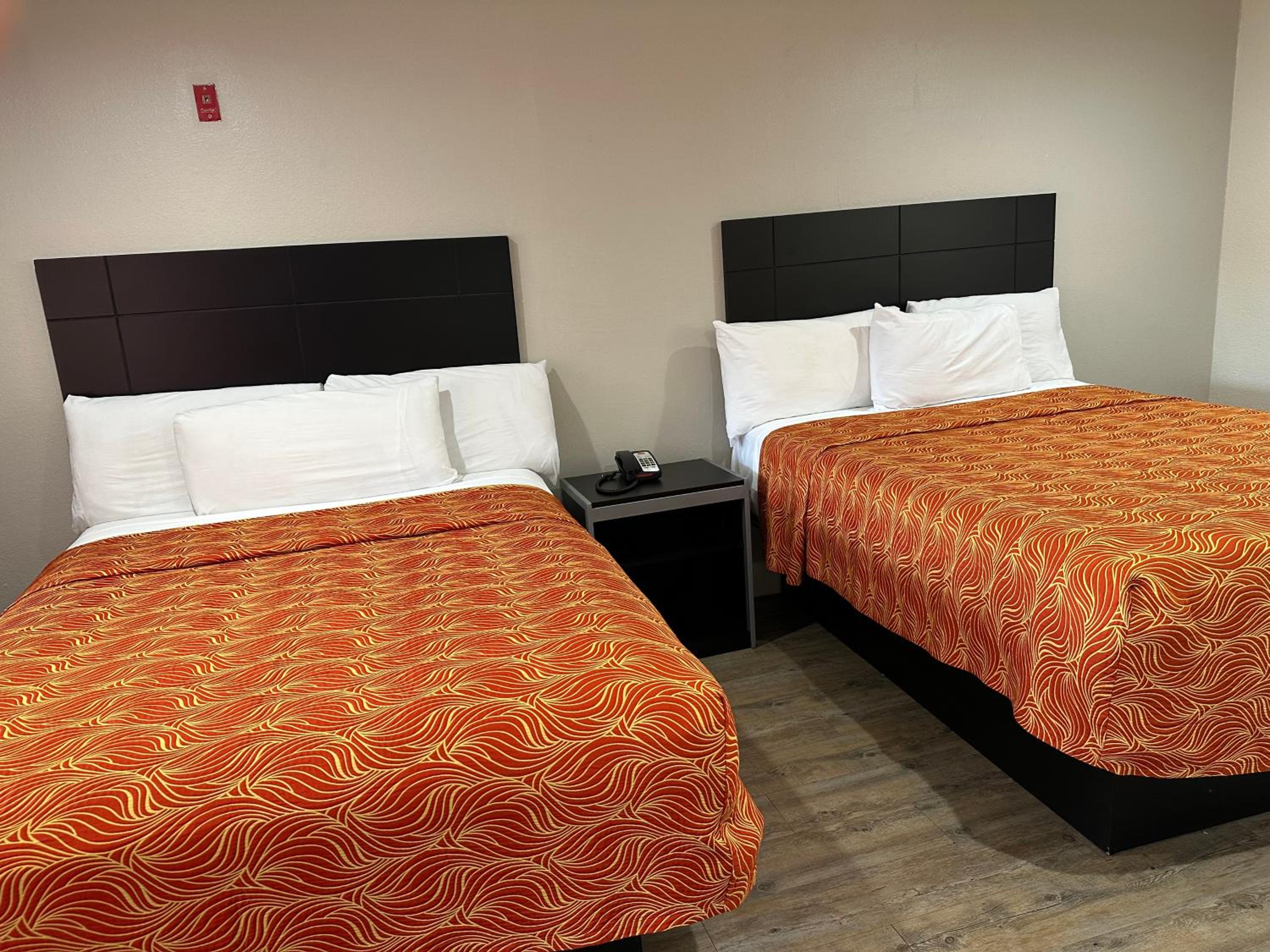 Standard Queen Room with Two Queen Beds - Photo 10