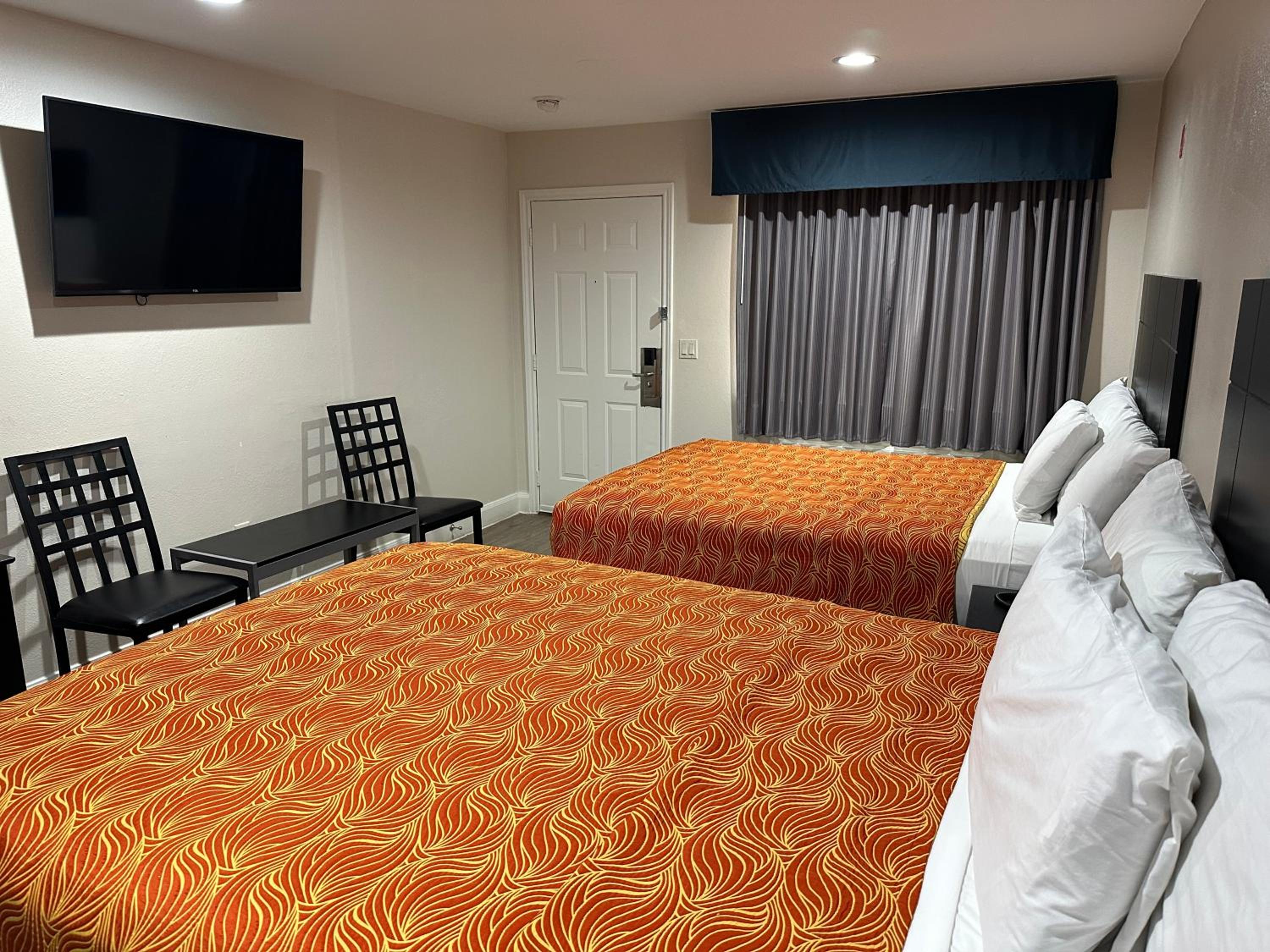 Standard Queen Room with Two Queen Beds - Photo 9