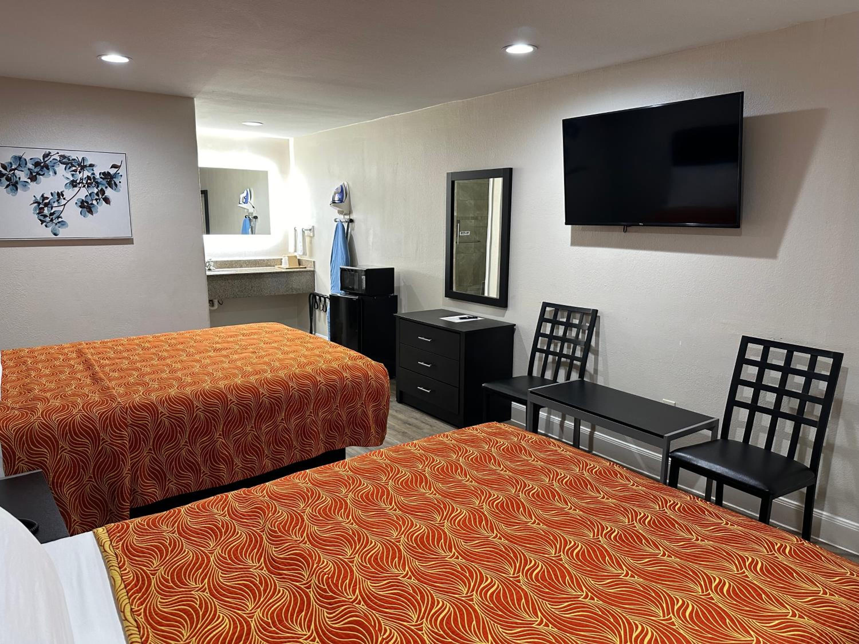 Standard Queen Room with Two Queen Beds - Photo 8