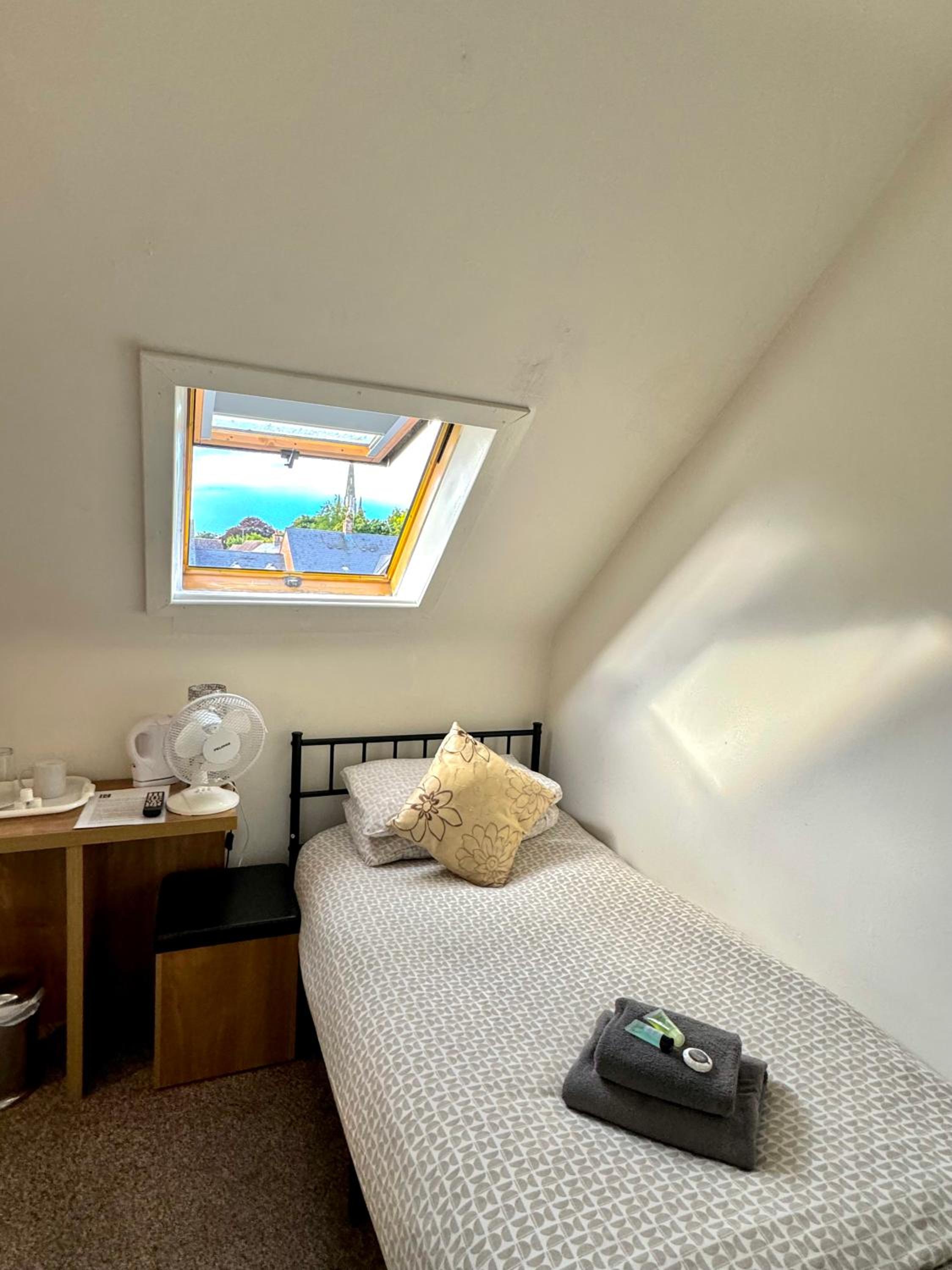 Small Single Room photo 2
