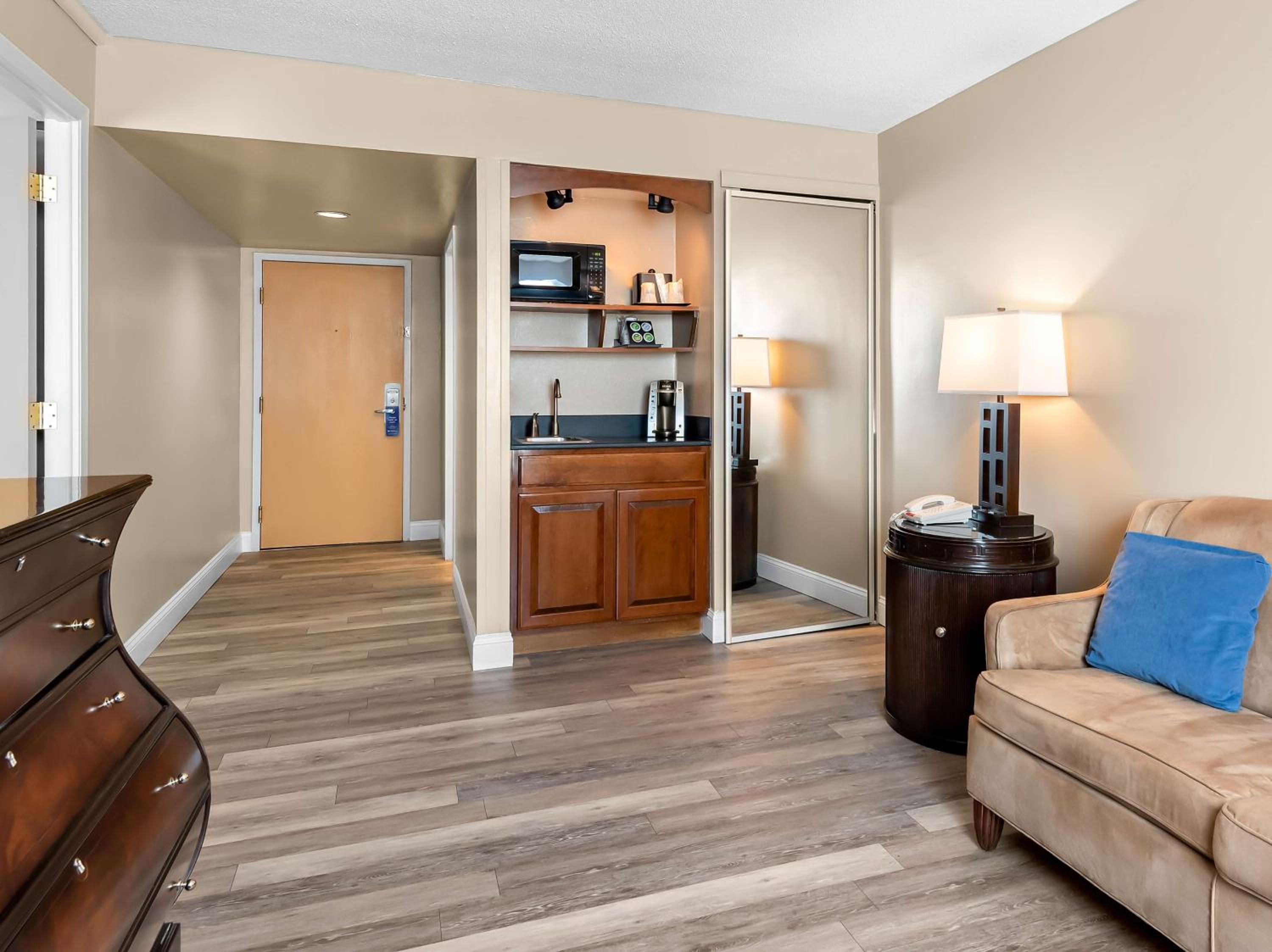 Two-Room King Suite - Photo 2