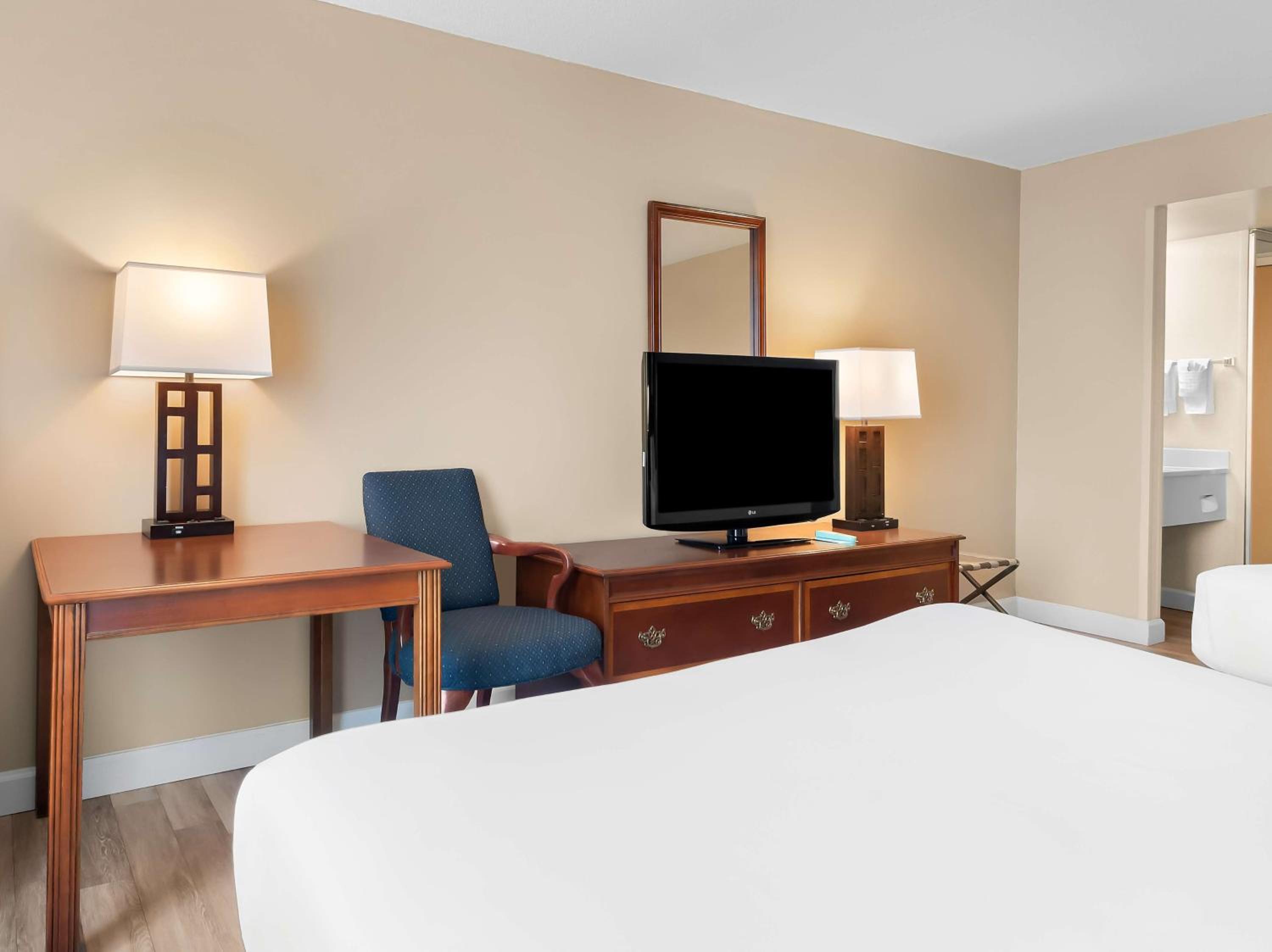 Queen Room with Two Queen Beds - Executive Floor/Non-Smoking - Photo 4