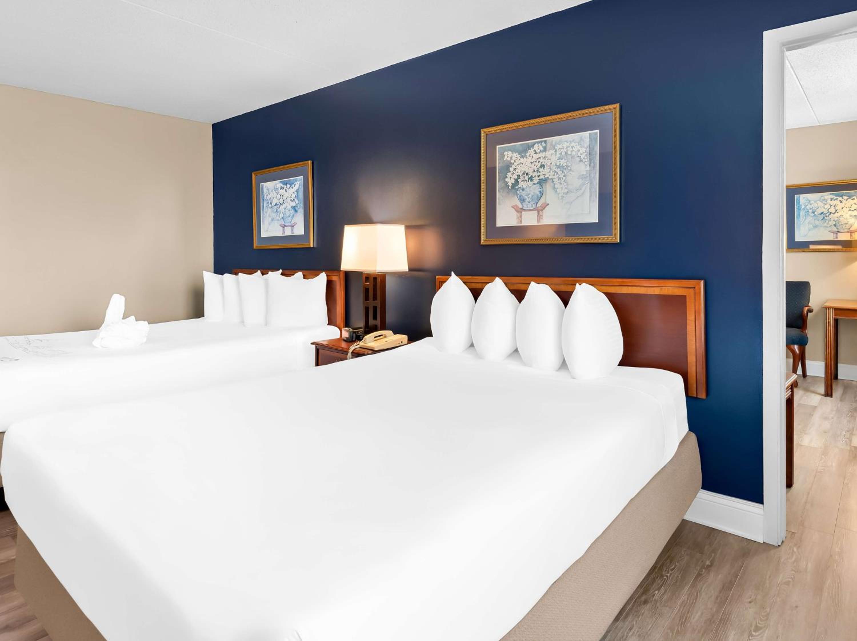 Queen Suite with Two Queen Beds - Photo 3