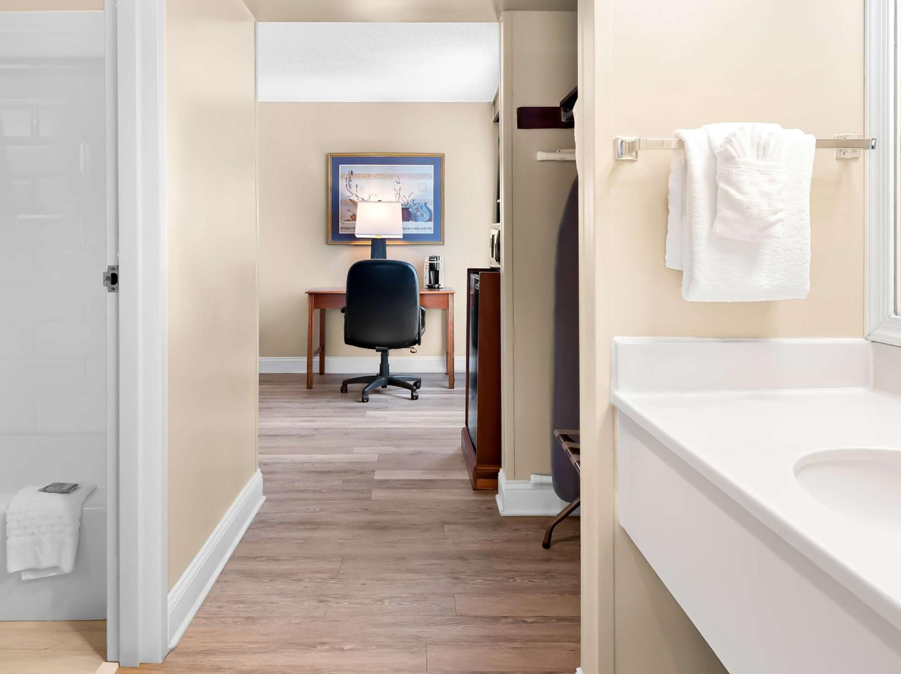 Business King Room - Non-Smoking - Photo 4