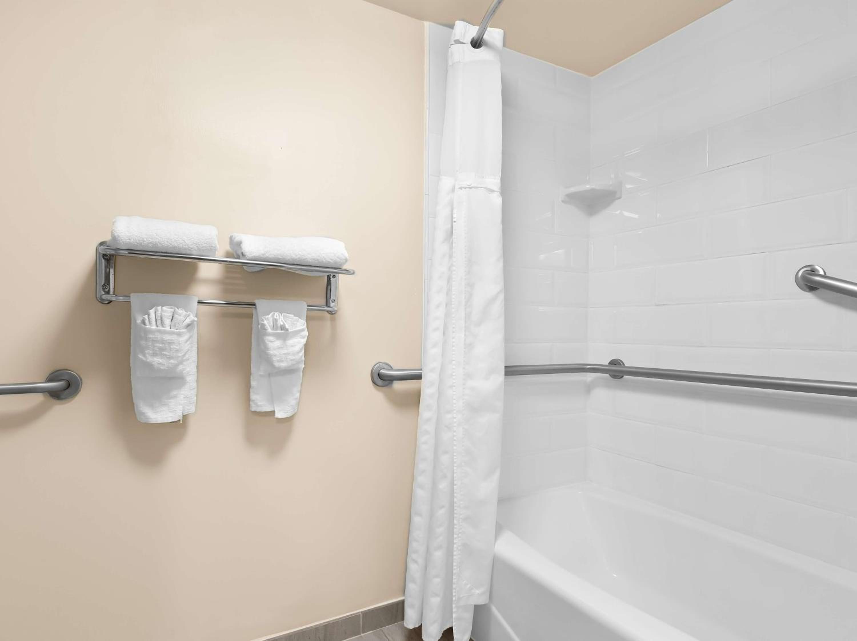 Queen Room - Disability Access - Photo 4