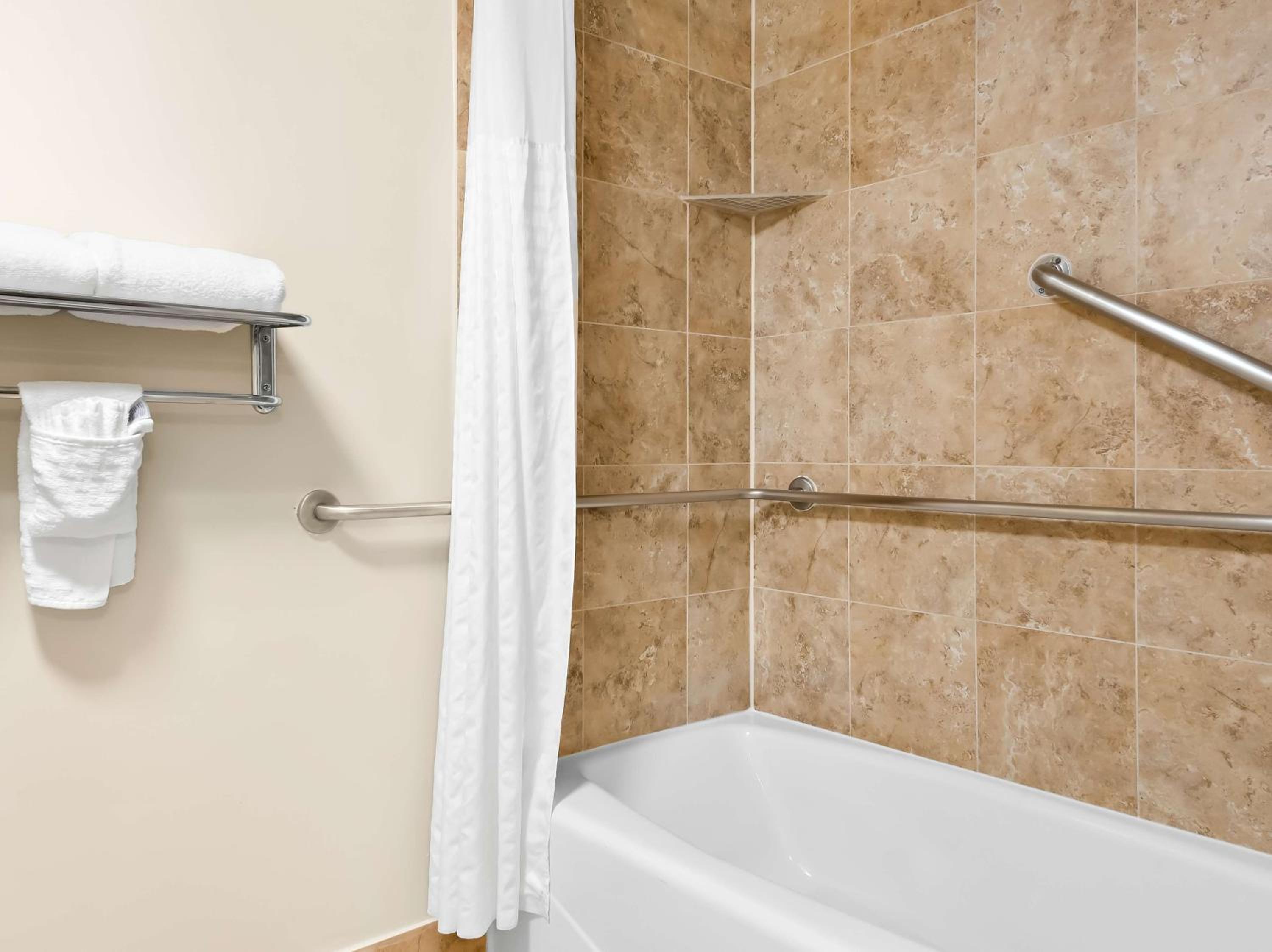 Executive Queen Room - Disability Access - Photo 4