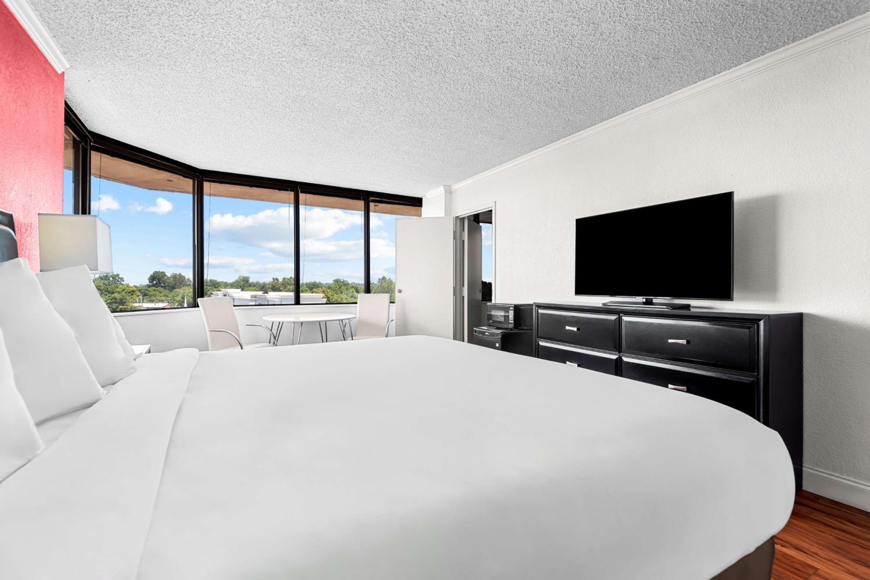 King Suite with Pool Table - Non-Smoking photo 2
