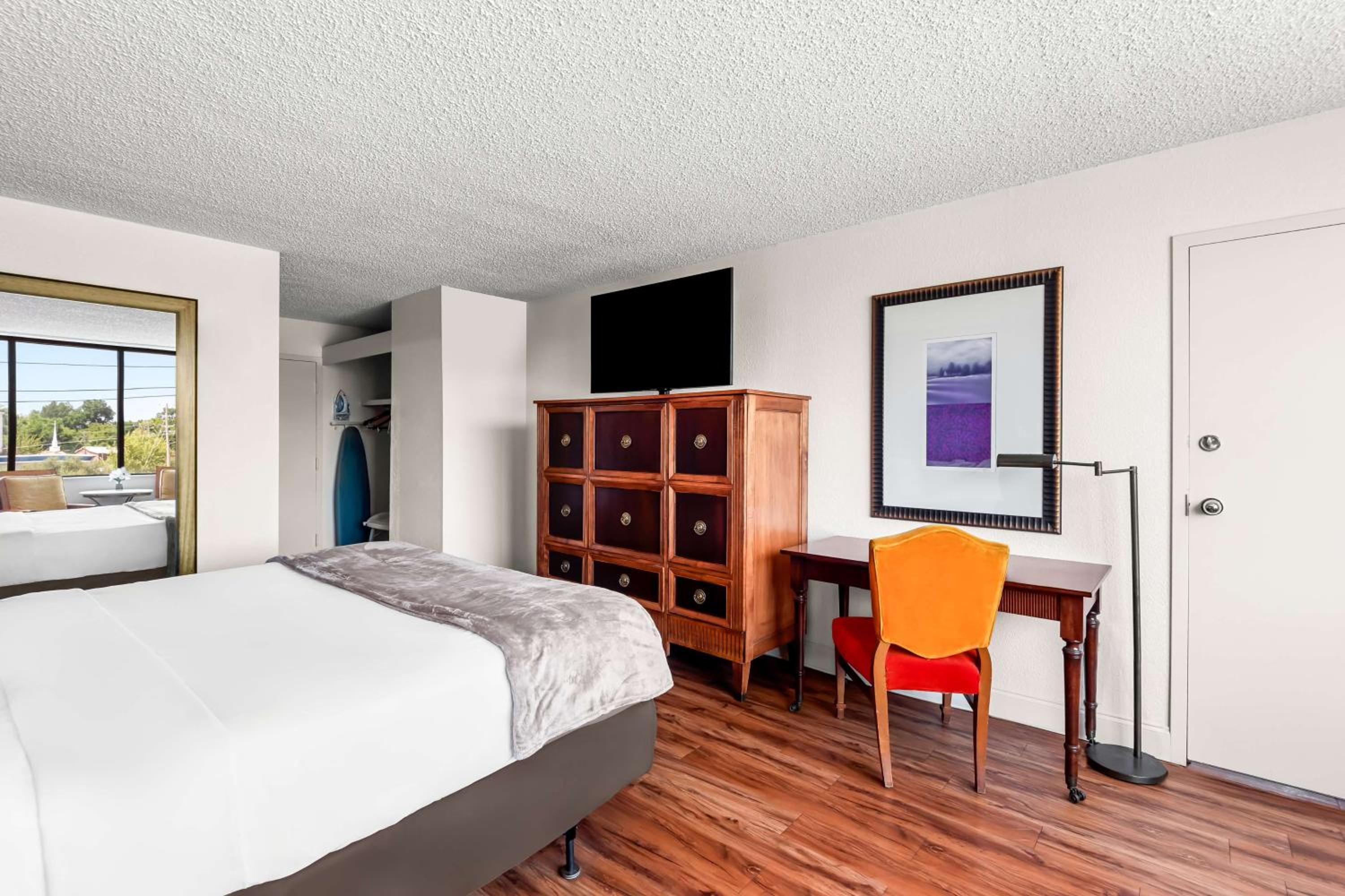King Room with River View - Non-Smoking photo 3