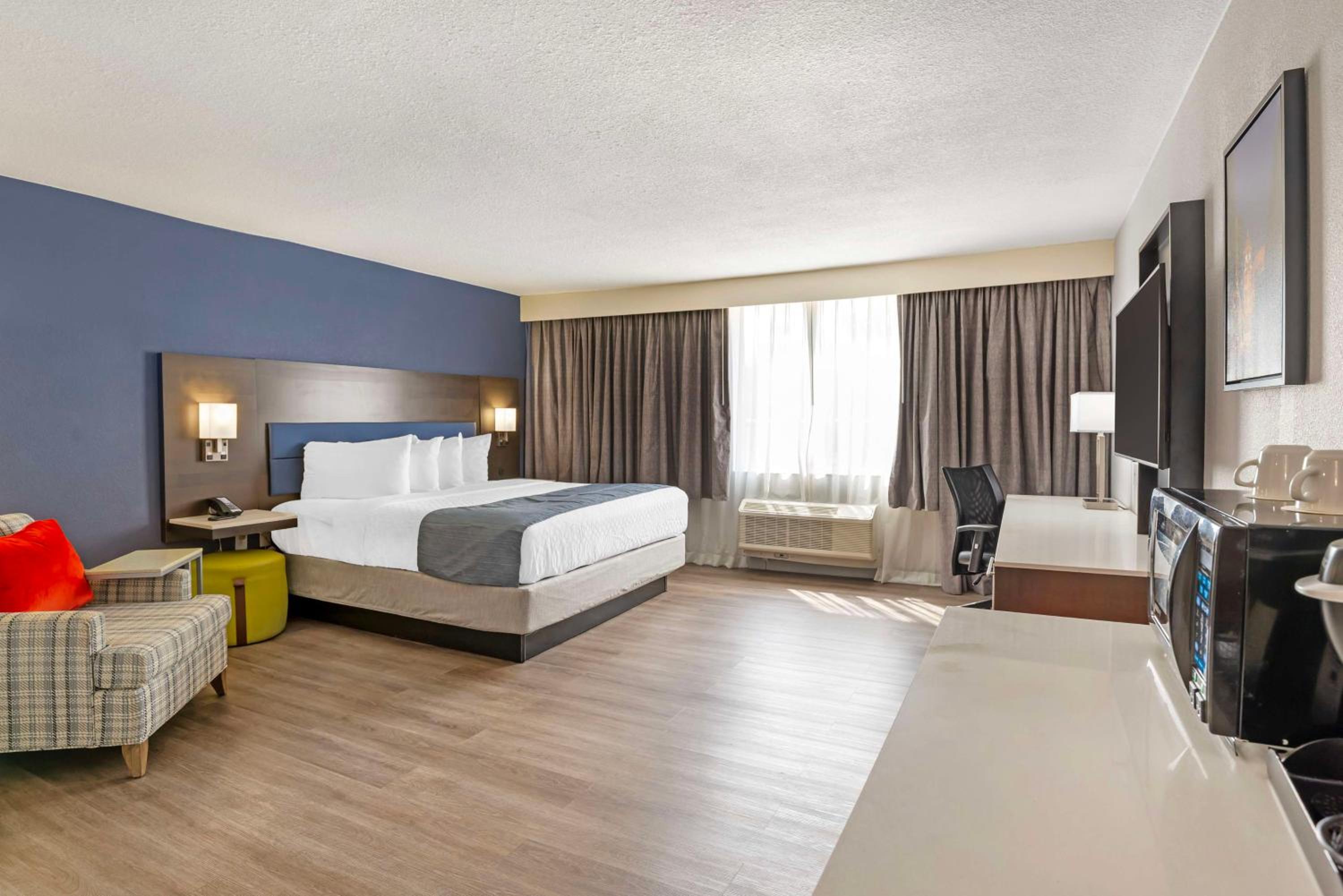 King Room with Roll-in Shower - Disability Access/Non-Smoking photo 3