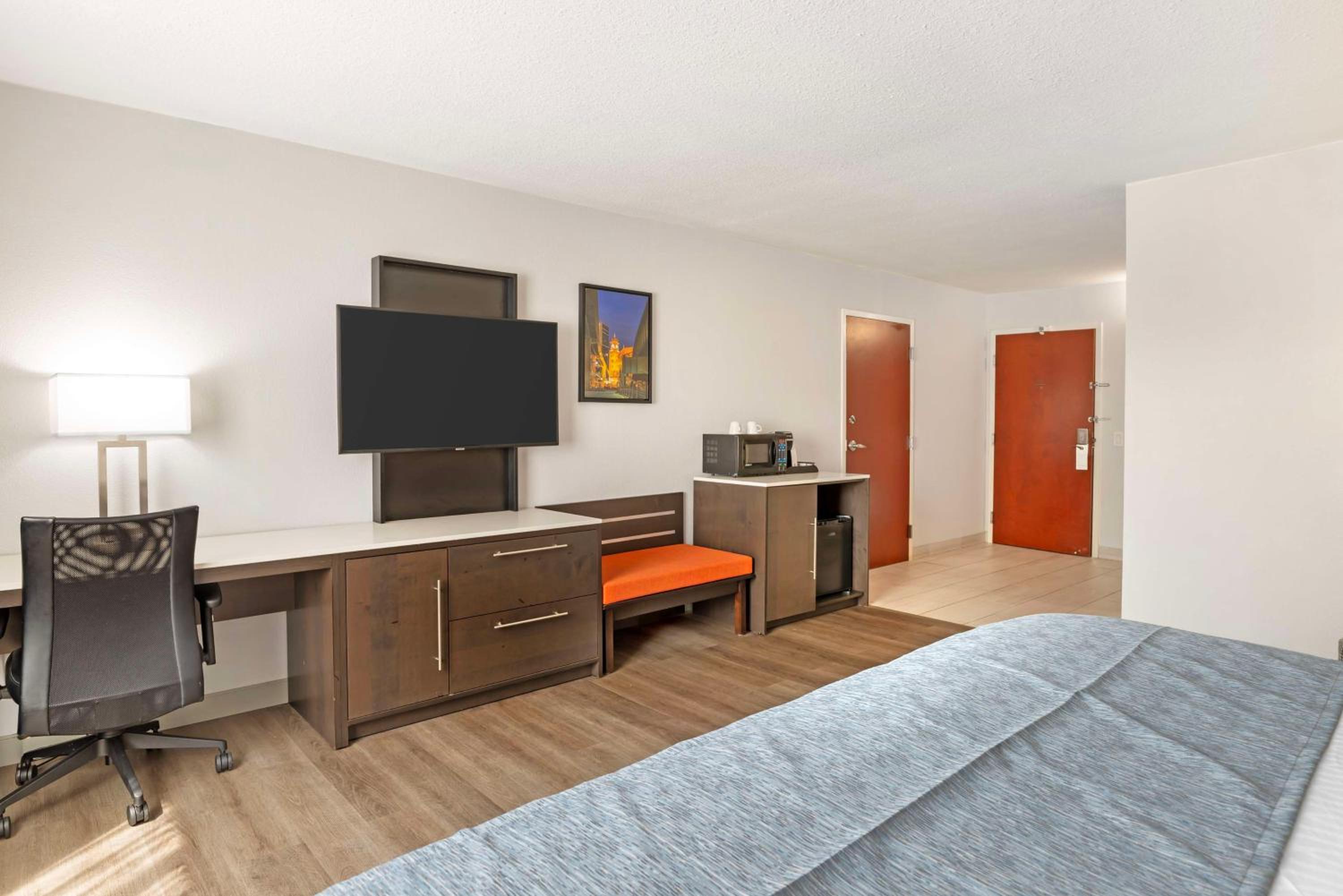 King Room with Roll-in Shower - Disability Access/Non-Smoking photo 1